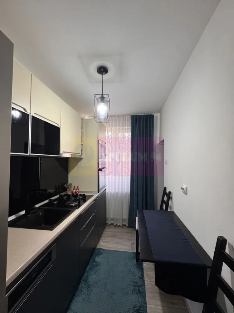 Apartament 2 camere, 46mp, zona Metrou Piata Sudului + loc parcare - Vă propunem spre vanzare un apartament de 2 camere, situat într-o zonă deosebit de atractivă, 5 minute de mers pe jos de Piața Sudului și la 7 minute de Spitalul Marie Curie (Budimex). 
Apartamentul este mobilat, semidecomandat, etaj 3/4, bloc 1965, cu acces rapid la toate facilitățile urbane. Compartimentare: living, 1 dormitor, bucătărie, baie (geam la baie) și balcon. Vederea apartamentului este catre spatele blocului.
Se vinde cu loc de parcare. 
Avantajele zonei: Proximitate față de Spitalul Marie Curie (Budimex): acces rapid la servicii medicale de calitate, fiind ideal pentru familiile cu copii. Acces excelent la transport: Metrou Piața Sudului si Brancoveanu la câteva minute de mers pe jos, precum și multiple linii STB. Centre comerciale și piețe: Piața Sudului, Sun Plaza Shopping Center în imediata apropiere si un complex de magazine langa bloc, oferind acces la supermarketuri, restaurante, magazine și zone de recreere. Instituții educaționale: Școli și grădinițe bine cotate la mică distanță, facilitând accesul copiilor la educație de calitate. Parcuri și zone verzi: Parcul Tineretului Oraselul și Lumea Copiilor la o distanță scurtă, ideale pentru plimbări în aer liber și activități recreative. 
Cartier sigur și bine întreținut, ideal pentru familii, cu acces rapid la centrele de interes urban, dar și liniște și siguranță. Acest apartament este o oportunitate excelentă pentru cei care doresc un stil de viață activ, dar și liniștit, în mijlocul unui cartier verde și bine conectat.
Proprietatea este disponibila imediat.
Comision agentie 3% + tva din pretul de vanzare.
Pentru mai multe detalii sau pentru a programa o vizionare, nu ezitați să ne contactați – Cristi/ Apulum 94/ Tel. Mobil: (004) 0733683462 !
