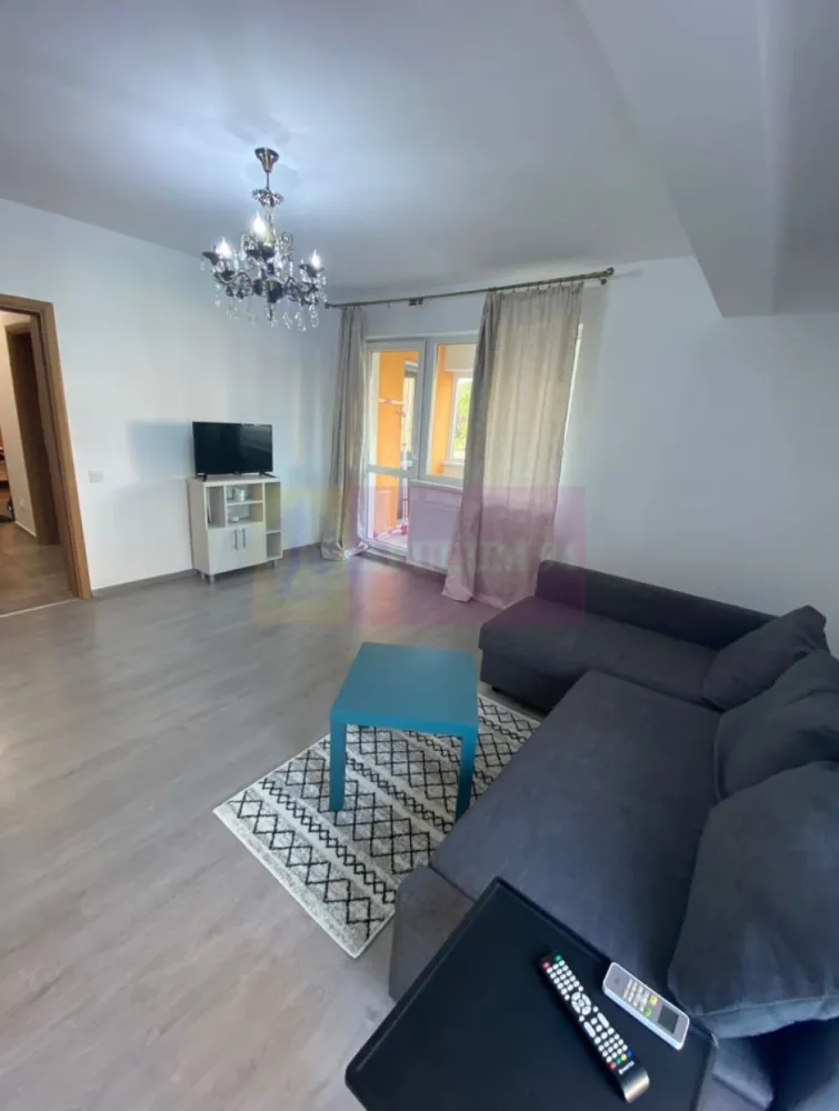 Apartament 2 camere, 62mp Metrou Aparatorii Patriei inclus loc parcare - Apartament 2 camere, 62mp Metrou Aparatorii Patriei cu loc parcare
Vă propunem spre vanzare un apartament de 2 camere, situat într-o zonă deosebit de atractivă, la 15 minute de mers pe jos de stația de METROU APARATORII PATRIEI.
Apartamentul este locat intr-un bloc din anul 2017 cu curte interioară privată, este decomandat - centrala proprie, etaj 1/5, se predă mobilat și utilat, perfect pentru familii sau investitori în căutarea unei locuințe moderne. Compartimentare: living-bucătărie, 1 dormitor luminoas, baie (geam la baie). Curte cu acces securizat intimitate și control. Loc de joacă privat. Lift și interfon pentru un plus de confort zilnic.
Dispune de un loc de parcare inclus in pret.
Avantajele zonei:
Acces la transportul public: Stațiile de metrou se află la 15 minute de mers pe jos, asigurând legături rapide cu toate zonele importante din București
Aproape de Grand Arena pentru shopping si distractie, Kaufland, Carrefour, Lidl, Hornbach, Metro, Auchan si Jumbo pentru cumparaturi rapide si convenabile..
Infrastructura educationala si medicala excelenta: scoli, gradinite, si clinici medicale in apropiere, oferindu-va linistea necesara pentru familia dumneavoastra. In vecinatate se afla supermarketuri, restaurante, cafenele si centre de fitness, oferindu-va toate facilitatile la indemana. Cartier sigur si bine intretinut, ideal pentru familii, cu acces rapid la centrele de interes urban, dar si liniste si siguranta. 
Acest apartament este o oportunitate excelenta pentru cei care doresc un stil de viata activ, dar si linistit, in mijlocul unui cartier verde si bine conectat.
Proprietatea este disponibila imediat.
Comision agentie 3% + tva din pretul de vanzare.
Pentru mai multe detalii sau pentru a programa o vizionare, nu ezitati sa ne contactati – Cristi/ Apulum 94/ Tel. Mobil: (004) 0733683462 !