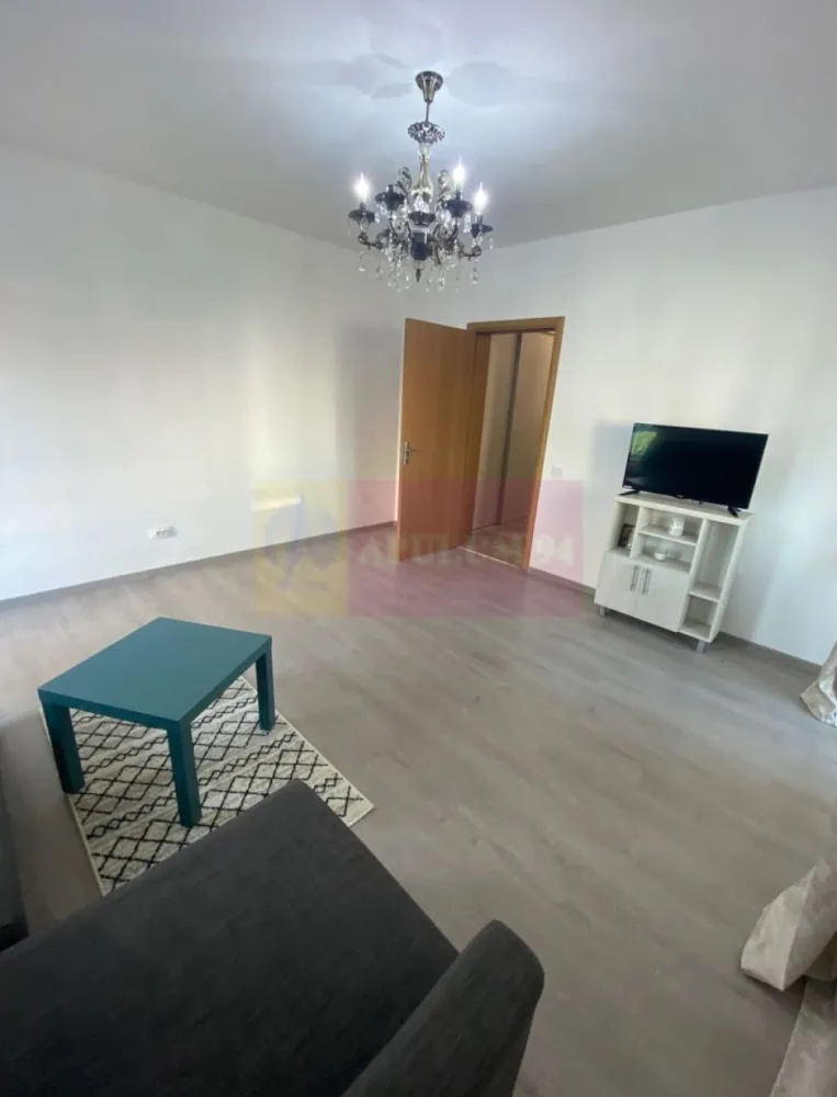 Apartament 2 camere, 62mp Metrou Aparatorii Patriei inclus loc parcare - Apartament 2 camere, 62mp Metrou Aparatorii Patriei cu loc parcare
Vă propunem spre vanzare un apartament de 2 camere, situat într-o zonă deosebit de atractivă, la 15 minute de mers pe jos de stația de METROU APARATORII PATRIEI.
Apartamentul este locat intr-un bloc din anul 2017 cu curte interioară privată, este decomandat - centrala proprie, etaj 1/5, se predă mobilat și utilat, perfect pentru familii sau investitori în căutarea unei locuințe moderne. Compartimentare: living-bucătărie, 1 dormitor luminoas, baie (geam la baie). Curte cu acces securizat intimitate și control. Loc de joacă privat. Lift și interfon pentru un plus de confort zilnic.
Dispune de un loc de parcare inclus in pret.
Avantajele zonei:
Acces la transportul public: Stațiile de metrou se află la 15 minute de mers pe jos, asigurând legături rapide cu toate zonele importante din București
Aproape de Grand Arena pentru shopping si distractie, Kaufland, Carrefour, Lidl, Hornbach, Metro, Auchan si Jumbo pentru cumparaturi rapide si convenabile..
Infrastructura educationala si medicala excelenta: scoli, gradinite, si clinici medicale in apropiere, oferindu-va linistea necesara pentru familia dumneavoastra. In vecinatate se afla supermarketuri, restaurante, cafenele si centre de fitness, oferindu-va toate facilitatile la indemana. Cartier sigur si bine intretinut, ideal pentru familii, cu acces rapid la centrele de interes urban, dar si liniste si siguranta. 
Acest apartament este o oportunitate excelenta pentru cei care doresc un stil de viata activ, dar si linistit, in mijlocul unui cartier verde si bine conectat.
Proprietatea este disponibila imediat.
Comision agentie 3% + tva din pretul de vanzare.
Pentru mai multe detalii sau pentru a programa o vizionare, nu ezitati sa ne contactati – Cristi/ Apulum 94/ Tel. Mobil: (004) 0733683462 !