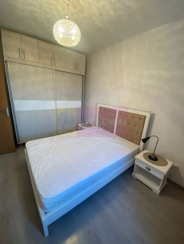 Apartament 2 camere, 62mp Metrou Aparatorii Patriei inclus loc parcare - Apartament 2 camere, 62mp Metrou Aparatorii Patriei cu loc parcare
Vă propunem spre vanzare un apartament de 2 camere, situat într-o zonă deosebit de atractivă, la 15 minute de mers pe jos de stația de METROU APARATORII PATRIEI.
Apartamentul este locat intr-un bloc din anul 2017 cu curte interioară privată, este decomandat - centrala proprie, etaj 1/5, se predă mobilat și utilat, perfect pentru familii sau investitori în căutarea unei locuințe moderne. Compartimentare: living-bucătărie, 1 dormitor luminoas, baie (geam la baie). Curte cu acces securizat intimitate și control. Loc de joacă privat. Lift și interfon pentru un plus de confort zilnic.
Dispune de un loc de parcare inclus in pret.
Avantajele zonei:
Acces la transportul public: Stațiile de metrou se află la 15 minute de mers pe jos, asigurând legături rapide cu toate zonele importante din București
Aproape de Grand Arena pentru shopping si distractie, Kaufland, Carrefour, Lidl, Hornbach, Metro, Auchan si Jumbo pentru cumparaturi rapide si convenabile..
Infrastructura educationala si medicala excelenta: scoli, gradinite, si clinici medicale in apropiere, oferindu-va linistea necesara pentru familia dumneavoastra. In vecinatate se afla supermarketuri, restaurante, cafenele si centre de fitness, oferindu-va toate facilitatile la indemana. Cartier sigur si bine intretinut, ideal pentru familii, cu acces rapid la centrele de interes urban, dar si liniste si siguranta. 
Acest apartament este o oportunitate excelenta pentru cei care doresc un stil de viata activ, dar si linistit, in mijlocul unui cartier verde si bine conectat.
Proprietatea este disponibila imediat.
Comision agentie 3% + tva din pretul de vanzare.
Pentru mai multe detalii sau pentru a programa o vizionare, nu ezitati sa ne contactati – Cristi/ Apulum 94/ Tel. Mobil: (004) 0733683462 !