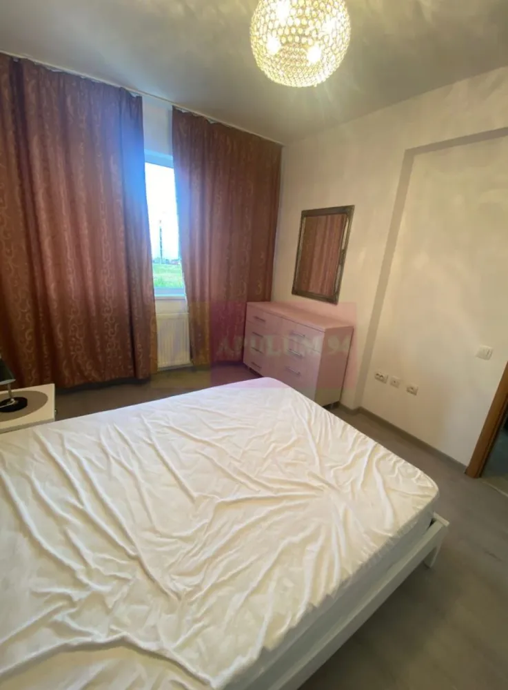 Apartament 2 camere, 62mp Metrou Aparatorii Patriei inclus loc parcare - Apartament 2 camere, 62mp Metrou Aparatorii Patriei cu loc parcare
Vă propunem spre vanzare un apartament de 2 camere, situat într-o zonă deosebit de atractivă, la 15 minute de mers pe jos de stația de METROU APARATORII PATRIEI.
Apartamentul este locat intr-un bloc din anul 2017 cu curte interioară privată, este decomandat - centrala proprie, etaj 1/5, se predă mobilat și utilat, perfect pentru familii sau investitori în căutarea unei locuințe moderne. Compartimentare: living-bucătărie, 1 dormitor luminoas, baie (geam la baie). Curte cu acces securizat intimitate și control. Loc de joacă privat. Lift și interfon pentru un plus de confort zilnic.
Dispune de un loc de parcare inclus in pret.
Avantajele zonei:
Acces la transportul public: Stațiile de metrou se află la 15 minute de mers pe jos, asigurând legături rapide cu toate zonele importante din București
Aproape de Grand Arena pentru shopping si distractie, Kaufland, Carrefour, Lidl, Hornbach, Metro, Auchan si Jumbo pentru cumparaturi rapide si convenabile..
Infrastructura educationala si medicala excelenta: scoli, gradinite, si clinici medicale in apropiere, oferindu-va linistea necesara pentru familia dumneavoastra. In vecinatate se afla supermarketuri, restaurante, cafenele si centre de fitness, oferindu-va toate facilitatile la indemana. Cartier sigur si bine intretinut, ideal pentru familii, cu acces rapid la centrele de interes urban, dar si liniste si siguranta. 
Acest apartament este o oportunitate excelenta pentru cei care doresc un stil de viata activ, dar si linistit, in mijlocul unui cartier verde si bine conectat.
Proprietatea este disponibila imediat.
Comision agentie 3% + tva din pretul de vanzare.
Pentru mai multe detalii sau pentru a programa o vizionare, nu ezitati sa ne contactati – Cristi/ Apulum 94/ Tel. Mobil: (004) 0733683462 !