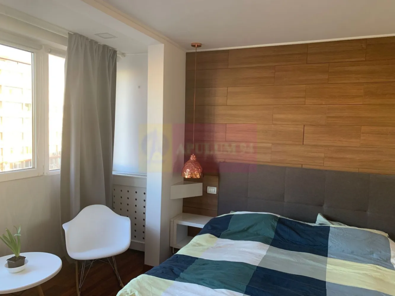 Apartament 2 camere renovat, 47mp, 2 minute Metrou Tineretului - Vă propunem spre vanzare un apartament de 2 camere, situat într-o zonă deosebit de atractivă, la 2 minute de Metrou Tineretului.
Apartamentul este decomandat, etaj 4/7, bloc din 1964 cu lift, gata de mutat - chiar din prima zi - mobilat si utilat complet - se vinde exact așa cum se vede în poze (totul inclus)!
Renovat integral cu materiale de calitate superioara. Materiale premium lux folosite în întreaga renovare.
Instalație electrică nouă, instalație sanitară complet refăcută, geam la baie.
Mobilier realizat pe comandă pentru optimizarea spațiului
Avantajele zonei: Acces excelent la transportul public cu legături rapide cu toate zonele importante din București. Parcul Tineretului si Parcul Carol: vă puteți bucura de activități recreative în aer liber, spații de joacă pentru copii, piste de alergare și zone de relaxare. Infrastructură educațională și medicală excelentă: scoli, grădinițe, și clinici medicale în apropiere, oferindu-vă liniștea necesară pentru familia dumneavoastră. În vecinătate se află supermarketuri (Carrefour, Mega Image, Auchan), restaurante, cafenele și centre de fitness, oferindu-vă toate facilitățile la îndemână. 
Cartier sigur și bine întreținut, ideal pentru familii, cu acces rapid la centrele de interes urban, dar și liniște și siguranță. Acest apartament este o oportunitate excelentă pentru cei care doresc un stil de viață activ, dar și liniștit, în mijlocul unui cartier verde și bine conectat. 
Proprietatea este disponibila imediat.
Comision agentie 3% + tva din pretul de vanzare.
Pentru mai multe detalii sau pentru a programa o vizionare, nu ezitați să ne contactați – Cristi/ Apulum 94/ Tel. Mobil: (004) 0733683462 !