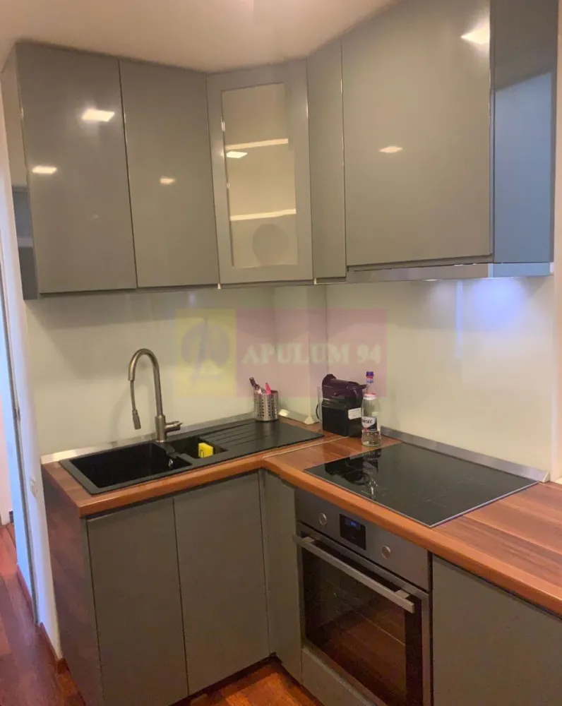 Apartament 2 camere renovat, 47mp, 2 minute Metrou Tineretului - Vă propunem spre vanzare un apartament de 2 camere, situat într-o zonă deosebit de atractivă, la 2 minute de Metrou Tineretului.
Apartamentul este decomandat, etaj 4/7, bloc din 1964 cu lift, gata de mutat - chiar din prima zi - mobilat si utilat complet - se vinde exact așa cum se vede în poze (totul inclus)!
Renovat integral cu materiale de calitate superioara. Materiale premium lux folosite în întreaga renovare.
Instalație electrică nouă, instalație sanitară complet refăcută, geam la baie.
Mobilier realizat pe comandă pentru optimizarea spațiului
Avantajele zonei: Acces excelent la transportul public cu legături rapide cu toate zonele importante din București. Parcul Tineretului si Parcul Carol: vă puteți bucura de activități recreative în aer liber, spații de joacă pentru copii, piste de alergare și zone de relaxare. Infrastructură educațională și medicală excelentă: scoli, grădinițe, și clinici medicale în apropiere, oferindu-vă liniștea necesară pentru familia dumneavoastră. În vecinătate se află supermarketuri (Carrefour, Mega Image, Auchan), restaurante, cafenele și centre de fitness, oferindu-vă toate facilitățile la îndemână. 
Cartier sigur și bine întreținut, ideal pentru familii, cu acces rapid la centrele de interes urban, dar și liniște și siguranță. Acest apartament este o oportunitate excelentă pentru cei care doresc un stil de viață activ, dar și liniștit, în mijlocul unui cartier verde și bine conectat. 
Proprietatea este disponibila imediat.
Comision agentie 3% + tva din pretul de vanzare.
Pentru mai multe detalii sau pentru a programa o vizionare, nu ezitați să ne contactați – Cristi/ Apulum 94/ Tel. Mobil: (004) 0733683462 !
