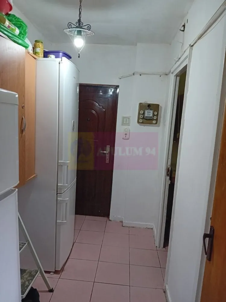 Apartament 3 camere 67mp Alexandru Obregia (Piata&Complex COVASNA) - Vă propunem spre vanzare un apartament de 3 camere, situat într-o zonă deosebit de linistita si atractivă, la 5 minute de MALL Grand Arena (v.a.v.).
Apartamentul este semidecomandat, 3 camere, etaj 3 din 4, nu are imbunatatiri – necesita renovare. Blocul este din anul 1967 cu scara inchisa si curata aproape de Grand Arena pentru shopping și distracție, Piata Straduintei si Piata Covasna, Kaufland, Carrefour, Lidl, Hornbach, Metro Auchan și Jumbo pentru cumpărături rapide și convenabile.
Avantajele zonei:
Acces la transportul public asigurând legături rapide cu toate zonele importante din București.
Infrastructură educațională și medicală excelentă: scoli, grădinițe, și clinici medicale în apropiere, oferindu-vă liniștea necesară pentru familia dumneavoastră
În vecinătate se află biserica, supermarketuri, restaurante, cafenele și centre de fitness, oferindu-vă toate facilitățile la îndemână.
Cartier sigur și bine întreținut, ideal pentru familii, cu acces rapid la centrele de interes urban, dar și liniște și siguranță.
Acest apartament este o oportunitate excelentă pentru cei care doresc un stil de viață activ, dar și liniștit, în mijlocul unui cartier verde și bine conectat.
Proprietatea este disponibila imediat.
Comision agentie 3% + tva din pretul de vanzare.
Pentru mai multe detalii sau pentru a programa o vizionare, nu ezitați să ne contactați – Cristi/ Apulum 94/ Tel. Mobil: (004) 0733683462 !