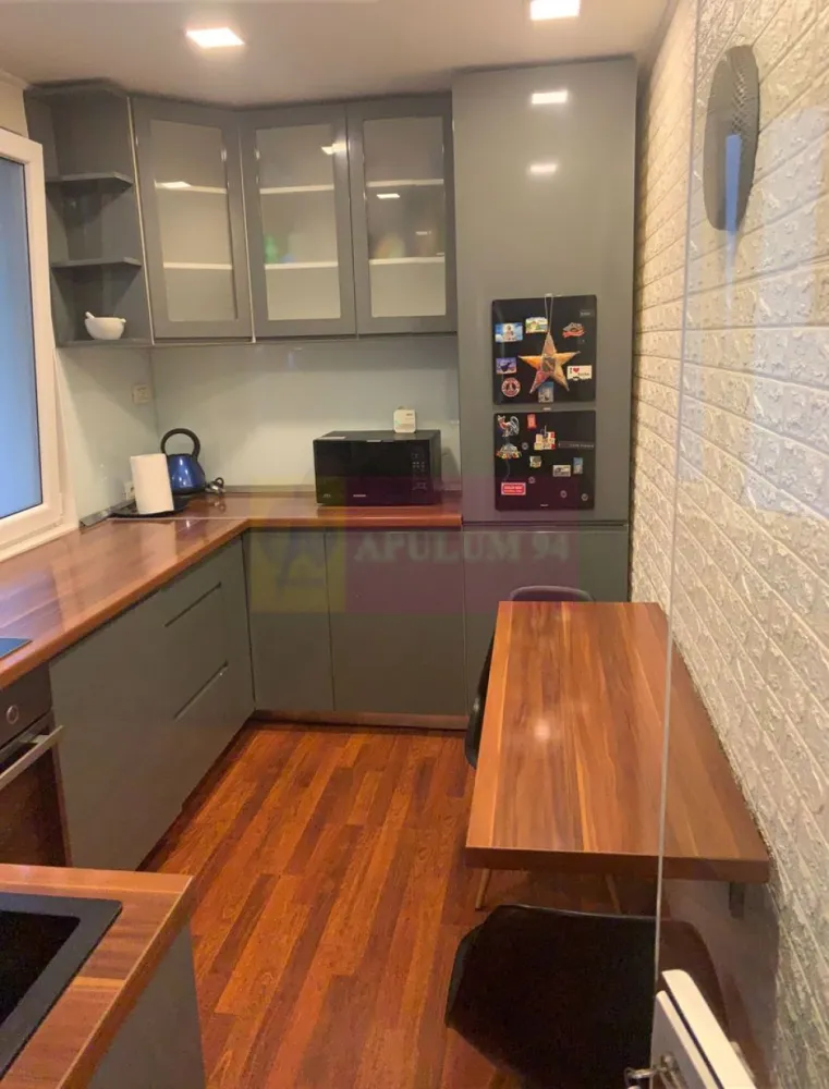 Apartament 2 camere renovat, 47mp, 2 minute Metrou Tineretului - Vă propunem spre vanzare un apartament de 2 camere, situat într-o zonă deosebit de atractivă, la 2 minute de Metrou Tineretului.
Apartamentul este decomandat, etaj 4/7, bloc din 1964 cu lift, gata de mutat - chiar din prima zi - mobilat si utilat complet - se vinde exact așa cum se vede în poze (totul inclus)!
Renovat integral cu materiale de calitate superioara. Materiale premium lux folosite în întreaga renovare.
Instalație electrică nouă, instalație sanitară complet refăcută, geam la baie.
Mobilier realizat pe comandă pentru optimizarea spațiului
Avantajele zonei: Acces excelent la transportul public cu legături rapide cu toate zonele importante din București. Parcul Tineretului si Parcul Carol: vă puteți bucura de activități recreative în aer liber, spații de joacă pentru copii, piste de alergare și zone de relaxare. Infrastructură educațională și medicală excelentă: scoli, grădinițe, și clinici medicale în apropiere, oferindu-vă liniștea necesară pentru familia dumneavoastră. În vecinătate se află supermarketuri (Carrefour, Mega Image, Auchan), restaurante, cafenele și centre de fitness, oferindu-vă toate facilitățile la îndemână. 
Cartier sigur și bine întreținut, ideal pentru familii, cu acces rapid la centrele de interes urban, dar și liniște și siguranță. Acest apartament este o oportunitate excelentă pentru cei care doresc un stil de viață activ, dar și liniștit, în mijlocul unui cartier verde și bine conectat. 
Proprietatea este disponibila imediat.
Comision agentie 3% + tva din pretul de vanzare.
Pentru mai multe detalii sau pentru a programa o vizionare, nu ezitați să ne contactați – Cristi/ Apulum 94/ Tel. Mobil: (004) 0733683462 !