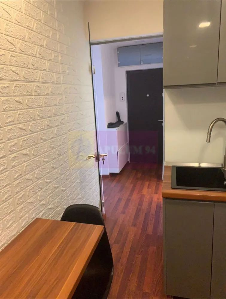Apartament 2 camere renovat, 47mp, 2 minute Metrou Tineretului - Vă propunem spre vanzare un apartament de 2 camere, situat într-o zonă deosebit de atractivă, la 2 minute de Metrou Tineretului.
Apartamentul este decomandat, etaj 4/7, bloc din 1964 cu lift, gata de mutat - chiar din prima zi - mobilat si utilat complet - se vinde exact așa cum se vede în poze (totul inclus)!
Renovat integral cu materiale de calitate superioara. Materiale premium lux folosite în întreaga renovare.
Instalație electrică nouă, instalație sanitară complet refăcută, geam la baie.
Mobilier realizat pe comandă pentru optimizarea spațiului
Avantajele zonei: Acces excelent la transportul public cu legături rapide cu toate zonele importante din București. Parcul Tineretului si Parcul Carol: vă puteți bucura de activități recreative în aer liber, spații de joacă pentru copii, piste de alergare și zone de relaxare. Infrastructură educațională și medicală excelentă: scoli, grădinițe, și clinici medicale în apropiere, oferindu-vă liniștea necesară pentru familia dumneavoastră. În vecinătate se află supermarketuri (Carrefour, Mega Image, Auchan), restaurante, cafenele și centre de fitness, oferindu-vă toate facilitățile la îndemână. 
Cartier sigur și bine întreținut, ideal pentru familii, cu acces rapid la centrele de interes urban, dar și liniște și siguranță. Acest apartament este o oportunitate excelentă pentru cei care doresc un stil de viață activ, dar și liniștit, în mijlocul unui cartier verde și bine conectat. 
Proprietatea este disponibila imediat.
Comision agentie 3% + tva din pretul de vanzare.
Pentru mai multe detalii sau pentru a programa o vizionare, nu ezitați să ne contactați – Cristi/ Apulum 94/ Tel. Mobil: (004) 0733683462 !