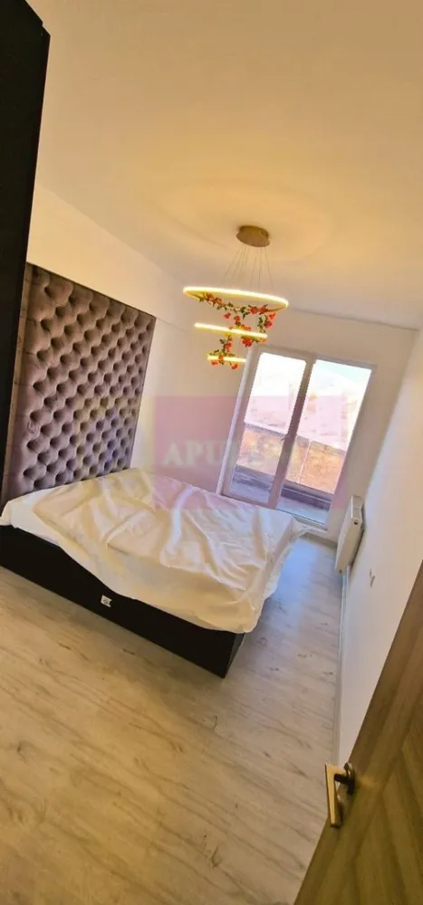 Apartament nou "zero km" 2 camere LUX Delta Vacaresti, cu loc parcare - PRET REDUS - OPORTUNITATE IMOBILIARA!

Vă propunem spre vanzare un apartament de 2 camere, semidecomandat 52mp situat într-o zonă deosebit de atractivă, cu vedere/ la cativa pasi de DELTA VACARESTI-Vitan Barzesti.

Apartamentul este din 2018 - nou - nu a locuit nimeni, etaj 3/6 Centrala termica de apartament. Tamplarie PVC 5 camere cu geam termopan LOW e 4 seasons. 
Este in totalitate nou si modern mobilat:
- bucatarie open space completa utilata, plita pe gaz, hota, frigider
- dormitor mobilat pat si saltea avand spatar tapitat pe perete, dulap pentru haine
- hol mobilat cu dulap pentru haine & incaltaminte si cuier
- sufragerie cu canapea pentru 3 persoane MOBEXPERT
Blocul are lift de 4 persoane.

Detine loc de parcare inclus in pret.

Avantajele zonei:
Acces excelent la transportul public, asigurând legături rapide cu toate zonele importante din București
DELTA VACARESTI: vă puteți bucura de activități recreative în aer liber, de alergare și zone de relaxare
Infrastructură educațională și medicală excelentă: scoli, grădinițe, și clinici medicale în apropiere, oferindu-vă liniștea necesară pentru familia dumneavoastră
În vecinătate se află supermarketuri, restaurante, cafenele și centre de fitness, oferindu-vă toate facilitățile la îndemână.
Cartier sigur și bine întreținut, ideal pentru familii, cu acces rapid la centrele de interes urban, dar și liniște și siguranță.
Acest apartament este o oportunitate excelentă pentru cei care doresc un stil de viață activ, dar și liniștit, în mijlocul unui cartier verde și bine conectat.
Proprietatea este disponibila imediat.
Comision agentie 3 (trei)% + tva din pretul de vanzare.
Pentru mai multe detalii sau pentru a programa o vizionare, nu ezitați să ne contactați – Cristi/ Apulum 94/ Tel. Mobil: (004) 0733683462 !