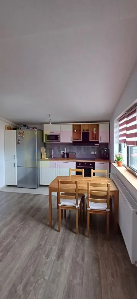 Apartament 3 camere 53mp Metrou Ap Patriei cu loc parcare inclus - Vă propunem spre vanzare un apartament de 3 camere, situat într-o zonă deosebit de atractivă, la 700 de metrii de stația de METROU APARATORII PATRIEI.
Apartamentul este locat intr-un bloc cu 8 apartamente din anul 2022, este semidecomandat - centrala proprie, etaj 3/3, se predă mobilat și utilat, perfect pentru familii sau investitori în căutarea unei locuințe moderne, cu acces rapid la toate facilitățile urbane. Compartimentare: living-bucătărie, 2 dormitoare luminoase, baie. 
Dispune de un loc de parcare inclus in pret (fix in fata scarii).
Avantajele zonei:
Acces la transportul public: Stațiile de metrou se află la 7 minute de mers pe jos, asigurând legături rapide cu toate zonele importante din București
Aproape de Grand Arena pentru shopping si distractie, Kaufland, Carrefour, Lidl, Hornbach, Metro, Auchan si Jumbo pentru cumparaturi rapide si convenabile..
Infrastructura educationala si medicala excelenta: scoli, gradinite, si clinici medicale in apropiere, oferindu-va linistea necesara pentru familia dumneavoastra. In vecinatate se afla supermarketuri, restaurante, cafenele si centre de fitness, oferindu-va toate facilitatile la indemana. Cartier sigur si bine intretinut, ideal pentru familii, cu acces rapid la centrele de interes urban, dar si liniste si siguranta. 
Acest apartament este o oportunitate excelenta pentru cei care doresc un stil de viata activ, dar si linistit, in mijlocul unui cartier verde si bine conectat.
Proprietatea este disponibila imediat.
Comision agentie 3% + tva din pretul de vanzare.
Pentru mai multe detalii sau pentru a programa o vizionare, nu ezitati sa ne contactati – Cristi/ Apulum 94/ Tel. Mobil: (004) 0733683462 !