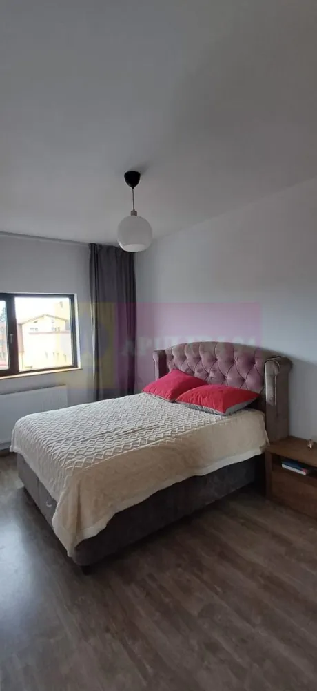 Apartament 3 camere 53mp Metrou Ap Patriei cu loc parcare inclus - Vă propunem spre vanzare un apartament de 3 camere, situat într-o zonă deosebit de atractivă, la 700 de metrii de stația de METROU APARATORII PATRIEI.
Apartamentul este locat intr-un bloc cu 8 apartamente din anul 2022, este semidecomandat - centrala proprie, etaj 3/3, se predă mobilat și utilat, perfect pentru familii sau investitori în căutarea unei locuințe moderne, cu acces rapid la toate facilitățile urbane. Compartimentare: living-bucătărie, 2 dormitoare luminoase, baie. 
Dispune de un loc de parcare inclus in pret (fix in fata scarii).
Avantajele zonei:
Acces la transportul public: Stațiile de metrou se află la 7 minute de mers pe jos, asigurând legături rapide cu toate zonele importante din București
Aproape de Grand Arena pentru shopping si distractie, Kaufland, Carrefour, Lidl, Hornbach, Metro, Auchan si Jumbo pentru cumparaturi rapide si convenabile..
Infrastructura educationala si medicala excelenta: scoli, gradinite, si clinici medicale in apropiere, oferindu-va linistea necesara pentru familia dumneavoastra. In vecinatate se afla supermarketuri, restaurante, cafenele si centre de fitness, oferindu-va toate facilitatile la indemana. Cartier sigur si bine intretinut, ideal pentru familii, cu acces rapid la centrele de interes urban, dar si liniste si siguranta. 
Acest apartament este o oportunitate excelenta pentru cei care doresc un stil de viata activ, dar si linistit, in mijlocul unui cartier verde si bine conectat.
Proprietatea este disponibila imediat.
Comision agentie 3% + tva din pretul de vanzare.
Pentru mai multe detalii sau pentru a programa o vizionare, nu ezitati sa ne contactati – Cristi/ Apulum 94/ Tel. Mobil: (004) 0733683462 !