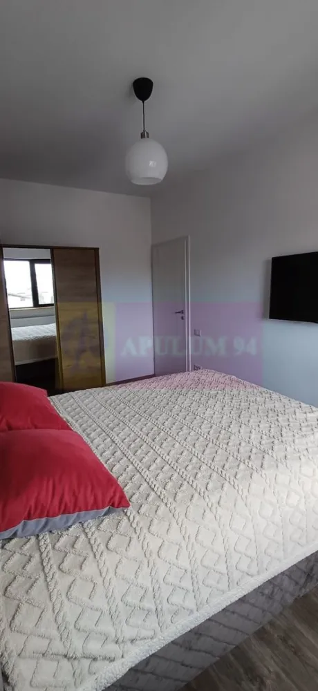 Apartament 3 camere 53mp Metrou Ap Patriei cu loc parcare inclus - Vă propunem spre vanzare un apartament de 3 camere, situat într-o zonă deosebit de atractivă, la 700 de metrii de stația de METROU APARATORII PATRIEI.
Apartamentul este locat intr-un bloc cu 8 apartamente din anul 2022, este semidecomandat - centrala proprie, etaj 3/3, se predă mobilat și utilat, perfect pentru familii sau investitori în căutarea unei locuințe moderne, cu acces rapid la toate facilitățile urbane. Compartimentare: living-bucătărie, 2 dormitoare luminoase, baie. 
Dispune de un loc de parcare inclus in pret (fix in fata scarii).
Avantajele zonei:
Acces la transportul public: Stațiile de metrou se află la 7 minute de mers pe jos, asigurând legături rapide cu toate zonele importante din București
Aproape de Grand Arena pentru shopping si distractie, Kaufland, Carrefour, Lidl, Hornbach, Metro, Auchan si Jumbo pentru cumparaturi rapide si convenabile..
Infrastructura educationala si medicala excelenta: scoli, gradinite, si clinici medicale in apropiere, oferindu-va linistea necesara pentru familia dumneavoastra. In vecinatate se afla supermarketuri, restaurante, cafenele si centre de fitness, oferindu-va toate facilitatile la indemana. Cartier sigur si bine intretinut, ideal pentru familii, cu acces rapid la centrele de interes urban, dar si liniste si siguranta. 
Acest apartament este o oportunitate excelenta pentru cei care doresc un stil de viata activ, dar si linistit, in mijlocul unui cartier verde si bine conectat.
Proprietatea este disponibila imediat.
Comision agentie 3% + tva din pretul de vanzare.
Pentru mai multe detalii sau pentru a programa o vizionare, nu ezitati sa ne contactati – Cristi/ Apulum 94/ Tel. Mobil: (004) 0733683462 !