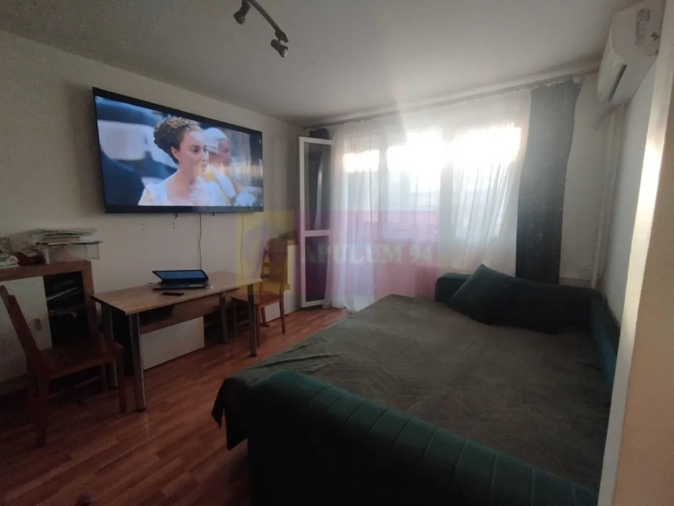 Apartament 2 camere, 50mp, Metrou Piata Sudului - Vă propunem spre vanzare un apartament de 2 camere, situat într-o zonă deosebit de atractivă, 3 minute de mers pe jos de Piața Sudului și la 10 minute de Spitalul Marie Curie (Budimex). 
Apartamentul este mobilat semidecomandat etaj 3/8, bloc 1964, cu acces rapid la toate facilitățile urbane. Ferestre termopan in toate camerele, boiler si aparat de aer conditionat.
Compartimentare: living, 1 dormitor, bucătărie, baie și balcon foarte generos, de-a lungul sufrageriei si dormitorului. Vederea apartamentului este catre spatele blocului, unde nu este strada (zona foarte linistita). Lumina naturala, in a doua jumatate a zilei. 
Avantajele zonei: Proximitate față de Spitalul Marie Curie (Budimex): acces rapid la servicii medicale de calitate, fiind ideal pentru familiile cu copii. Acces excelent la transport: Metrou Piața Sudului si Brancoveanu la câteva minute de mers pe jos, precum și multiple linii STB. Centre comerciale și piețe: Piața Sudului, Sun Plaza Shopping Center în imediata apropiere si un complex de magazine langa bloc, oferind acces la supermarketuri, restaurante, magazine și zone de recreere. Instituții educaționale: Școli și grădinițe bine cotate la mică distanță, facilitând accesul copiilor la educație de calitate. Parcuri și zone verzi: Parcul Tineretului Oraselul și Lumea Copiilor la o distanță scurtă, ideale pentru plimbări în aer liber și activități recreative. 
Cartier sigur și bine întreținut, ideal pentru familii, cu acces rapid la centrele de interes urban, dar și liniște și siguranță. Acest apartament este o oportunitate excelentă pentru cei care doresc un stil de viață activ, dar și liniștit, în mijlocul unui cartier verde și bine conectat.
Proprietatea este disponibila imediat.
Comision agentie 3% + tva din pretul de vanzare.
Pentru mai multe detalii sau pentru a programa o vizionare, nu ezitați să ne contactați – Cristi/ Apulum 94/ Tel. Mobil: (004) 0733683462 !