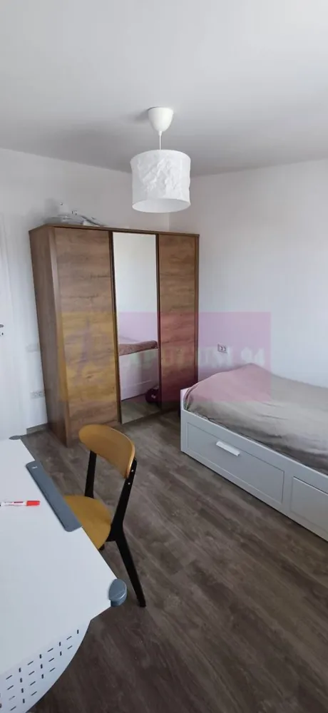 Apartament 3 camere 53mp Metrou Ap Patriei cu loc parcare inclus - Vă propunem spre vanzare un apartament de 3 camere, situat într-o zonă deosebit de atractivă, la 700 de metrii de stația de METROU APARATORII PATRIEI.
Apartamentul este locat intr-un bloc cu 8 apartamente din anul 2022, este semidecomandat - centrala proprie, etaj 3/3, se predă mobilat și utilat, perfect pentru familii sau investitori în căutarea unei locuințe moderne, cu acces rapid la toate facilitățile urbane. Compartimentare: living-bucătărie, 2 dormitoare luminoase, baie. 
Dispune de un loc de parcare inclus in pret (fix in fata scarii).
Avantajele zonei:
Acces la transportul public: Stațiile de metrou se află la 7 minute de mers pe jos, asigurând legături rapide cu toate zonele importante din București
Aproape de Grand Arena pentru shopping si distractie, Kaufland, Carrefour, Lidl, Hornbach, Metro, Auchan si Jumbo pentru cumparaturi rapide si convenabile..
Infrastructura educationala si medicala excelenta: scoli, gradinite, si clinici medicale in apropiere, oferindu-va linistea necesara pentru familia dumneavoastra. In vecinatate se afla supermarketuri, restaurante, cafenele si centre de fitness, oferindu-va toate facilitatile la indemana. Cartier sigur si bine intretinut, ideal pentru familii, cu acces rapid la centrele de interes urban, dar si liniste si siguranta. 
Acest apartament este o oportunitate excelenta pentru cei care doresc un stil de viata activ, dar si linistit, in mijlocul unui cartier verde si bine conectat.
Proprietatea este disponibila imediat.
Comision agentie 3% + tva din pretul de vanzare.
Pentru mai multe detalii sau pentru a programa o vizionare, nu ezitati sa ne contactati – Cristi/ Apulum 94/ Tel. Mobil: (004) 0733683462 !