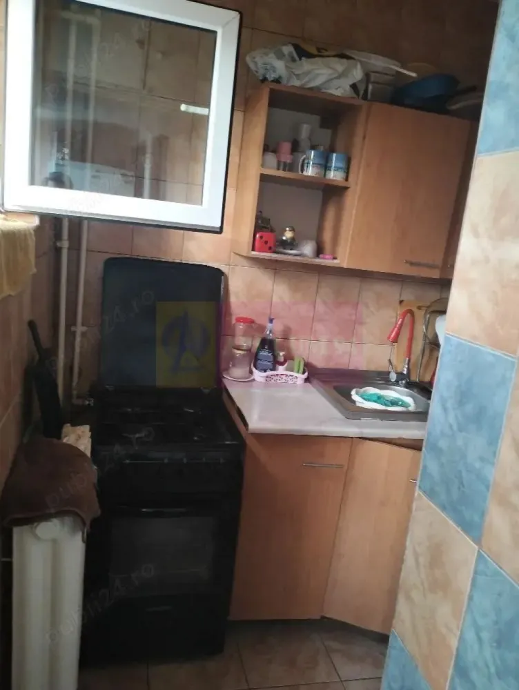 Apartament 2 camere 34mp Metrou Aparatorii Patriei - Vă propunem spre vanzare un apartament de 2 camere confort 2, situat într-o zonă deosebit de atractivă, la ~10 de stația de METROU APARATORII PATRIEI.
Apartamentul este locat intr-un bloc din anul 1971, este decomandat, mobilat, utilat, 34 mp, P din 10, se vinde exact asa cum este în poze.
Avantajele zonei:
Acces la transportul public: Stația de metrou APARATORII PATRIEI se află la ~10 minute de mers pe jos, asigurând legături rapide cu toate zonele importante din București
Aproape de Grand Arena pentru shopping si distractie, Kaufland, Carrefour, Lidl, Hornbach, Metro, Auchan si Jumbo pentru cumparaturi rapide si convenabile..
Infrastructura educationala si medicala excelenta: scoli, gradinite, si clinici medicale in apropiere, oferindu-va linistea necesara pentru familia dumneavoastra. In vecinatate se afla supermarketuri, restaurante, cafenele si centre de fitness, oferindu-va toate facilitatile la indemana. Cartier sigur si bine intretinut, ideal pentru familii, cu acces rapid la centrele de interes urban, dar si liniste si siguranta. 
Acest apartament este o oportunitate excelenta pentru cei care doresc un stil de viata activ, dar si linistit, in mijlocul unui cartier verde si bine conectat.
Proprietatea este disponibila imediat.
Comision agentie 3% + tva din pretul de vanzare.
Pentru mai multe detalii sau pentru a programa o vizionare, nu ezitati sa ne contactati – Cristi/ Apulum 94/ Tel. Mobil: (004) 0733683462 !