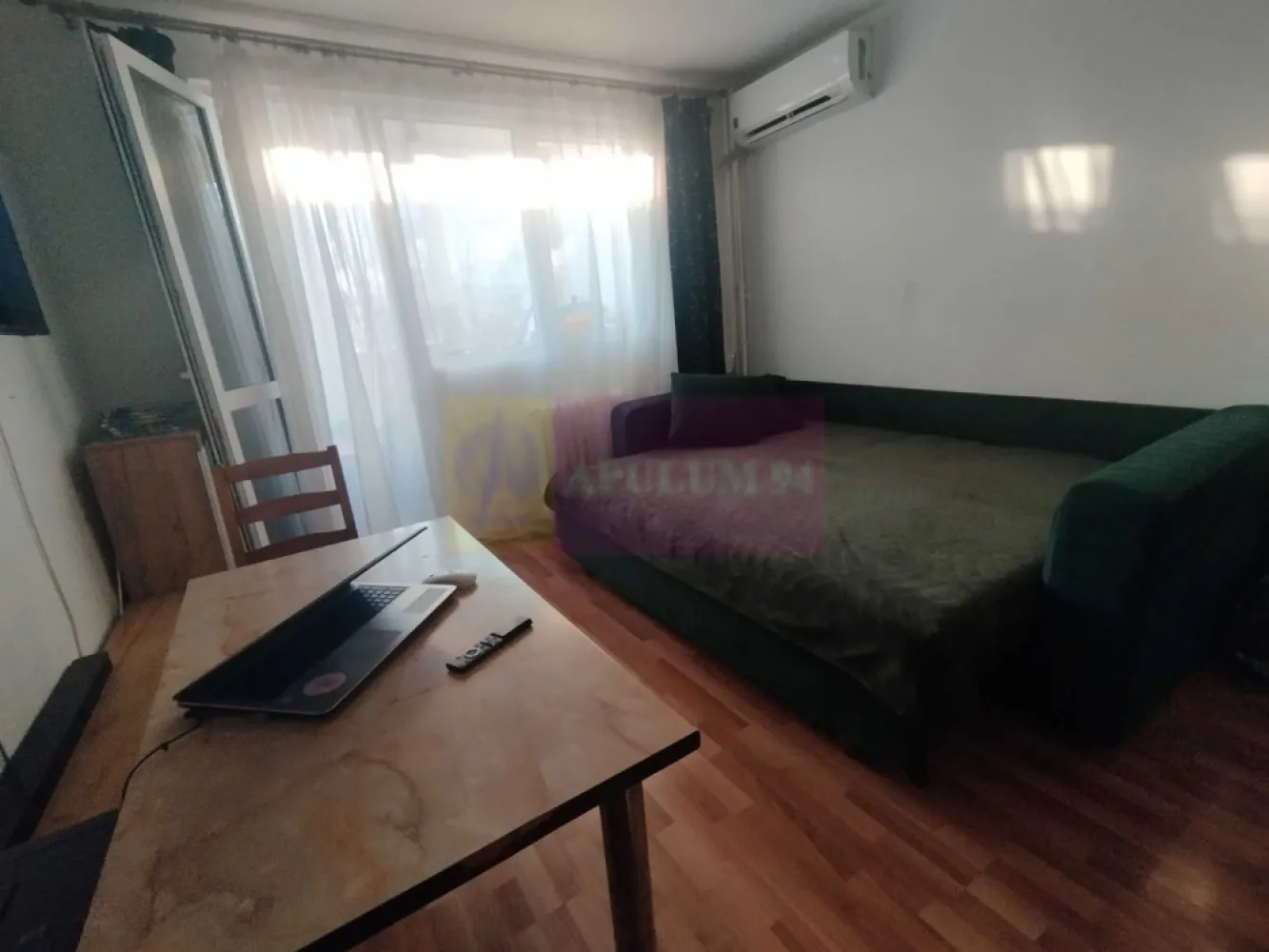 Apartament 2 camere, 50mp, Metrou Piata Sudului - Vă propunem spre vanzare un apartament de 2 camere, situat într-o zonă deosebit de atractivă, 3 minute de mers pe jos de Piața Sudului și la 10 minute de Spitalul Marie Curie (Budimex). 
Apartamentul este mobilat semidecomandat etaj 3/8, bloc 1964, cu acces rapid la toate facilitățile urbane. Ferestre termopan in toate camerele, boiler si aparat de aer conditionat.
Compartimentare: living, 1 dormitor, bucătărie, baie și balcon foarte generos, de-a lungul sufrageriei si dormitorului. Vederea apartamentului este catre spatele blocului, unde nu este strada (zona foarte linistita). Lumina naturala, in a doua jumatate a zilei. 
Avantajele zonei: Proximitate față de Spitalul Marie Curie (Budimex): acces rapid la servicii medicale de calitate, fiind ideal pentru familiile cu copii. Acces excelent la transport: Metrou Piața Sudului si Brancoveanu la câteva minute de mers pe jos, precum și multiple linii STB. Centre comerciale și piețe: Piața Sudului, Sun Plaza Shopping Center în imediata apropiere si un complex de magazine langa bloc, oferind acces la supermarketuri, restaurante, magazine și zone de recreere. Instituții educaționale: Școli și grădinițe bine cotate la mică distanță, facilitând accesul copiilor la educație de calitate. Parcuri și zone verzi: Parcul Tineretului Oraselul și Lumea Copiilor la o distanță scurtă, ideale pentru plimbări în aer liber și activități recreative. 
Cartier sigur și bine întreținut, ideal pentru familii, cu acces rapid la centrele de interes urban, dar și liniște și siguranță. Acest apartament este o oportunitate excelentă pentru cei care doresc un stil de viață activ, dar și liniștit, în mijlocul unui cartier verde și bine conectat.
Proprietatea este disponibila imediat.
Comision agentie 3% + tva din pretul de vanzare.
Pentru mai multe detalii sau pentru a programa o vizionare, nu ezitați să ne contactați – Cristi/ Apulum 94/ Tel. Mobil: (004) 0733683462 !