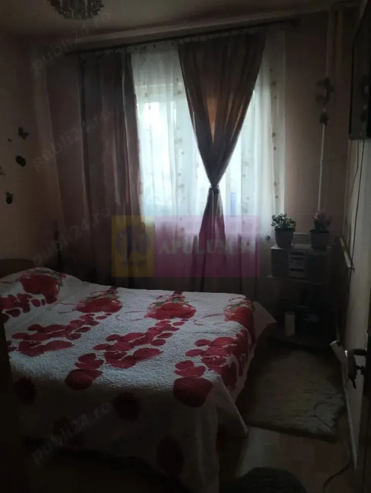 Apartament 2 camere 34mp Metrou Aparatorii Patriei - Vă propunem spre vanzare un apartament de 2 camere confort 2, situat într-o zonă deosebit de atractivă, la ~10 de stația de METROU APARATORII PATRIEI.
Apartamentul este locat intr-un bloc din anul 1971, este decomandat, mobilat, utilat, 34 mp, P din 10, se vinde exact asa cum este în poze.
Avantajele zonei:
Acces la transportul public: Stația de metrou APARATORII PATRIEI se află la ~10 minute de mers pe jos, asigurând legături rapide cu toate zonele importante din București
Aproape de Grand Arena pentru shopping si distractie, Kaufland, Carrefour, Lidl, Hornbach, Metro, Auchan si Jumbo pentru cumparaturi rapide si convenabile..
Infrastructura educationala si medicala excelenta: scoli, gradinite, si clinici medicale in apropiere, oferindu-va linistea necesara pentru familia dumneavoastra. In vecinatate se afla supermarketuri, restaurante, cafenele si centre de fitness, oferindu-va toate facilitatile la indemana. Cartier sigur si bine intretinut, ideal pentru familii, cu acces rapid la centrele de interes urban, dar si liniste si siguranta. 
Acest apartament este o oportunitate excelenta pentru cei care doresc un stil de viata activ, dar si linistit, in mijlocul unui cartier verde si bine conectat.
Proprietatea este disponibila imediat.
Comision agentie 3% + tva din pretul de vanzare.
Pentru mai multe detalii sau pentru a programa o vizionare, nu ezitati sa ne contactati – Cristi/ Apulum 94/ Tel. Mobil: (004) 0733683462 !