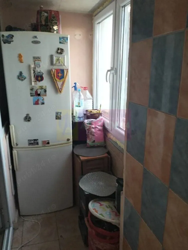 Apartament 2 camere 34mp Metrou Aparatorii Patriei - Vă propunem spre vanzare un apartament de 2 camere confort 2, situat într-o zonă deosebit de atractivă, la ~10 de stația de METROU APARATORII PATRIEI.
Apartamentul este locat intr-un bloc din anul 1971, este decomandat, mobilat, utilat, 34 mp, P din 10, se vinde exact asa cum este în poze.
Avantajele zonei:
Acces la transportul public: Stația de metrou APARATORII PATRIEI se află la ~10 minute de mers pe jos, asigurând legături rapide cu toate zonele importante din București
Aproape de Grand Arena pentru shopping si distractie, Kaufland, Carrefour, Lidl, Hornbach, Metro, Auchan si Jumbo pentru cumparaturi rapide si convenabile..
Infrastructura educationala si medicala excelenta: scoli, gradinite, si clinici medicale in apropiere, oferindu-va linistea necesara pentru familia dumneavoastra. In vecinatate se afla supermarketuri, restaurante, cafenele si centre de fitness, oferindu-va toate facilitatile la indemana. Cartier sigur si bine intretinut, ideal pentru familii, cu acces rapid la centrele de interes urban, dar si liniste si siguranta. 
Acest apartament este o oportunitate excelenta pentru cei care doresc un stil de viata activ, dar si linistit, in mijlocul unui cartier verde si bine conectat.
Proprietatea este disponibila imediat.
Comision agentie 3% + tva din pretul de vanzare.
Pentru mai multe detalii sau pentru a programa o vizionare, nu ezitati sa ne contactati – Cristi/ Apulum 94/ Tel. Mobil: (004) 0733683462 !