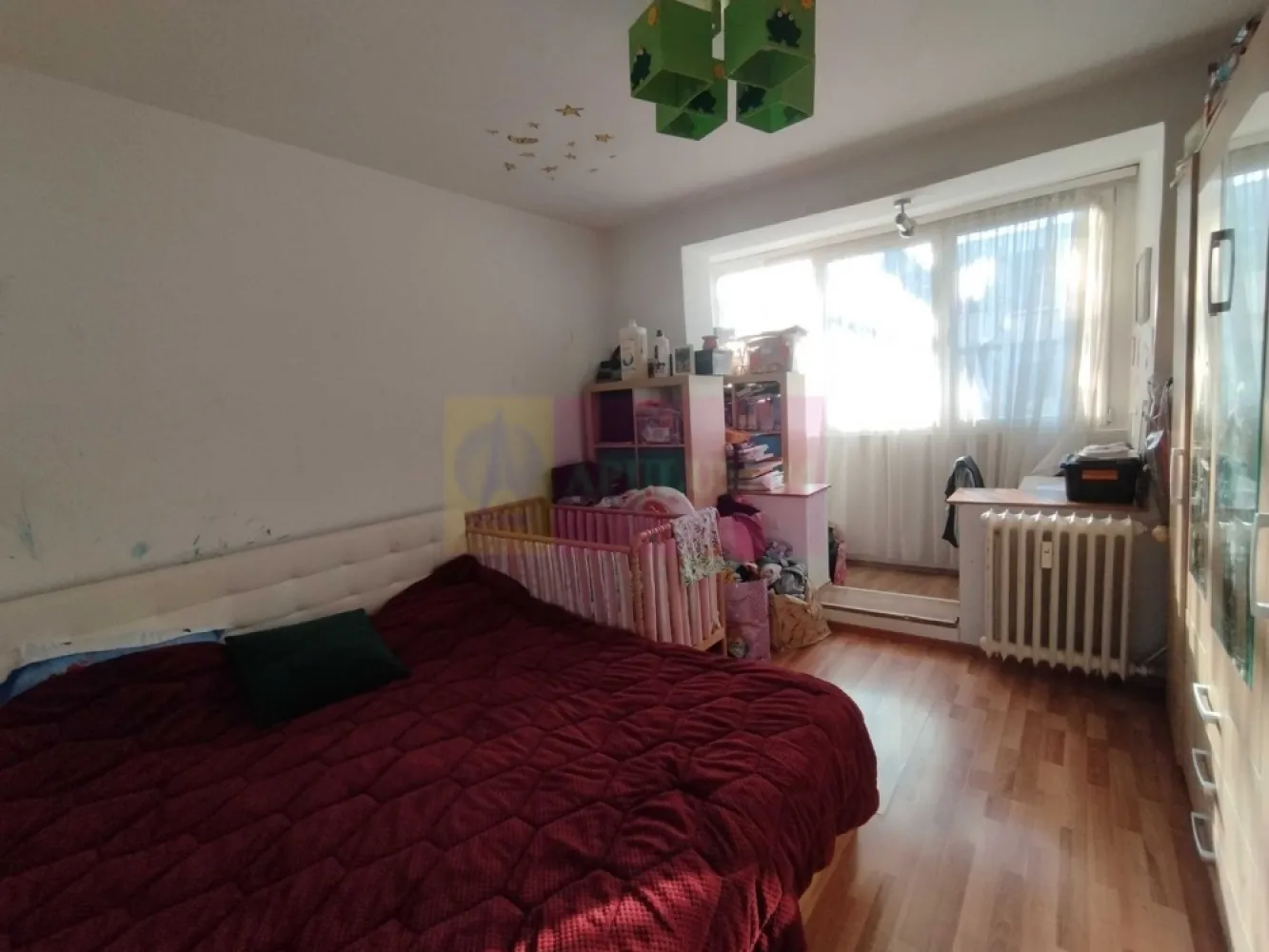 Apartament 2 camere, 50mp, Metrou Piata Sudului - Vă propunem spre vanzare un apartament de 2 camere, situat într-o zonă deosebit de atractivă, 3 minute de mers pe jos de Piața Sudului și la 10 minute de Spitalul Marie Curie (Budimex). 
Apartamentul este mobilat semidecomandat etaj 3/8, bloc 1964, cu acces rapid la toate facilitățile urbane. Ferestre termopan in toate camerele, boiler si aparat de aer conditionat.
Compartimentare: living, 1 dormitor, bucătărie, baie și balcon foarte generos, de-a lungul sufrageriei si dormitorului. Vederea apartamentului este catre spatele blocului, unde nu este strada (zona foarte linistita). Lumina naturala, in a doua jumatate a zilei. 
Avantajele zonei: Proximitate față de Spitalul Marie Curie (Budimex): acces rapid la servicii medicale de calitate, fiind ideal pentru familiile cu copii. Acces excelent la transport: Metrou Piața Sudului si Brancoveanu la câteva minute de mers pe jos, precum și multiple linii STB. Centre comerciale și piețe: Piața Sudului, Sun Plaza Shopping Center în imediata apropiere si un complex de magazine langa bloc, oferind acces la supermarketuri, restaurante, magazine și zone de recreere. Instituții educaționale: Școli și grădinițe bine cotate la mică distanță, facilitând accesul copiilor la educație de calitate. Parcuri și zone verzi: Parcul Tineretului Oraselul și Lumea Copiilor la o distanță scurtă, ideale pentru plimbări în aer liber și activități recreative. 
Cartier sigur și bine întreținut, ideal pentru familii, cu acces rapid la centrele de interes urban, dar și liniște și siguranță. Acest apartament este o oportunitate excelentă pentru cei care doresc un stil de viață activ, dar și liniștit, în mijlocul unui cartier verde și bine conectat.
Proprietatea este disponibila imediat.
Comision agentie 3% + tva din pretul de vanzare.
Pentru mai multe detalii sau pentru a programa o vizionare, nu ezitați să ne contactați – Cristi/ Apulum 94/ Tel. Mobil: (004) 0733683462 !