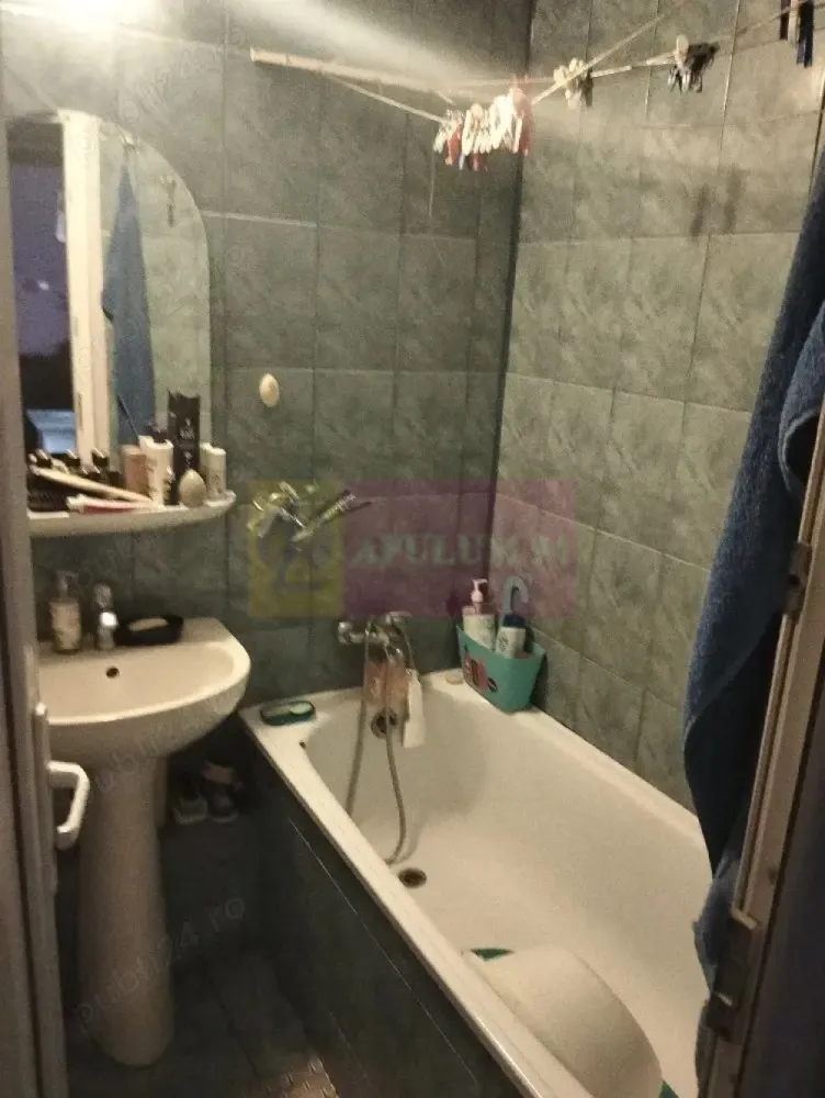 Apartament 2 camere 34mp Metrou Aparatorii Patriei - Vă propunem spre vanzare un apartament de 2 camere confort 2, situat într-o zonă deosebit de atractivă, la ~10 de stația de METROU APARATORII PATRIEI.
Apartamentul este locat intr-un bloc din anul 1971, este decomandat, mobilat, utilat, 34 mp, P din 10, se vinde exact asa cum este în poze.
Avantajele zonei:
Acces la transportul public: Stația de metrou APARATORII PATRIEI se află la ~10 minute de mers pe jos, asigurând legături rapide cu toate zonele importante din București
Aproape de Grand Arena pentru shopping si distractie, Kaufland, Carrefour, Lidl, Hornbach, Metro, Auchan si Jumbo pentru cumparaturi rapide si convenabile..
Infrastructura educationala si medicala excelenta: scoli, gradinite, si clinici medicale in apropiere, oferindu-va linistea necesara pentru familia dumneavoastra. In vecinatate se afla supermarketuri, restaurante, cafenele si centre de fitness, oferindu-va toate facilitatile la indemana. Cartier sigur si bine intretinut, ideal pentru familii, cu acces rapid la centrele de interes urban, dar si liniste si siguranta. 
Acest apartament este o oportunitate excelenta pentru cei care doresc un stil de viata activ, dar si linistit, in mijlocul unui cartier verde si bine conectat.
Proprietatea este disponibila imediat.
Comision agentie 3% + tva din pretul de vanzare.
Pentru mai multe detalii sau pentru a programa o vizionare, nu ezitati sa ne contactati – Cristi/ Apulum 94/ Tel. Mobil: (004) 0733683462 !