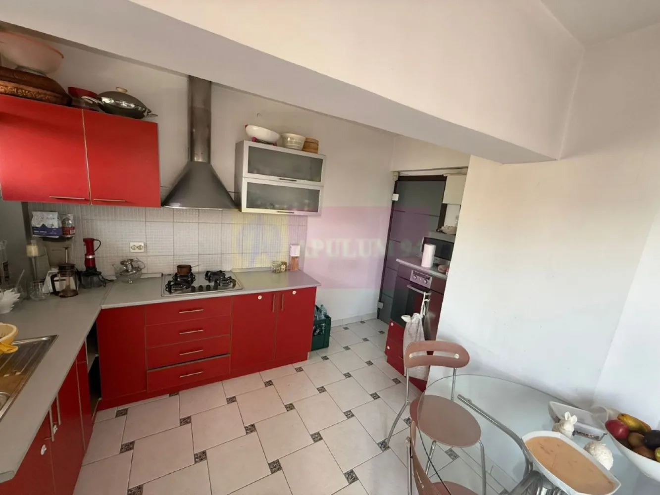 Apartament 3 camere LUX 85mp + loc parcare Cal. Calarasilor - OPORTUNITATE EXCELENTA PE PIATA IMOBILIARA!!!
Vă propunem spre vanzare un apartament de 3 camere, situat într-o zonă deosebit de atractivă langa UNIVERSITATEA HYPERION, la 15 minute de stația de Metrou Piata Muncii și de Piața Alba Iulia, fiind ideal atât pentru locuință personală cât și pentru investiție.
Apartamentul este decomandat (BLOC 1996) etaj 7/8, perfect pentru familii sau investitori în căutarea unei locuințe moderne, cu acces rapid la toate facilitățile urbane. Compartimentare: living, 2 dormitoare luminoase, bucătărie, baie și balcon generos, ideal pentru relaxare sau spațiu de depozitare suplimentar. Termopan PVC inclusiv balcoane. Supraveghere video. Aer conditionat. Mobilat; Echipat; Utilat - se vinde precum este în fotografii, dispune de multiple spații de depozitare, inclusiv o debara, o boxă la subsol cu suprafața de 5 mp și două balcoane (unul cu o suprafață de 5,5 mp cu acces direct din dormitorul matrimonial și din living, fiind ideal pentru a fi amenajat ca spațiu de relaxare, cu o priveliște deschisă și plăcută iar bucătăria este spațioasă, bine organizată și beneficiază, la rândul său, de un balcon suplimentar de 1,4 mp.
Proprietatea detine si 1 loc de parcare in spatele blocului!
Avantajele zonei:
Acces excelent la transportul public: stația de metrou se află la cateva minute de mers pe jos, asigurând legături rapide cu toate zonele importante din București si de asemenea statii STB la cativa metri de scara blocului.
Infrastructură educațională și medicală excelentă: scoli, grădinițe, și clinici medicale în apropiere, oferindu-vă liniștea necesară pentru familia dumneavoastră.
În vecinătate se află supermarketuri, restaurante, cafenele și centre de fitness, oferindu-vă toate facilitățile la îndemână.
Cartier sigur și bine întreținut, ideal pentru familii, cu acces rapid la centrele de interes urban, dar și liniște și siguranță.
Proprietatea este disponibila imediat.
Comision agentie 3% + tva din pretul de vanzare.
Pentru mai multe detalii sau pentru a programa o vizionare, nu ezitați să ne contactați – Cristi/ Apulum 94/ Tel. Mobil: (004) 0733683462 !