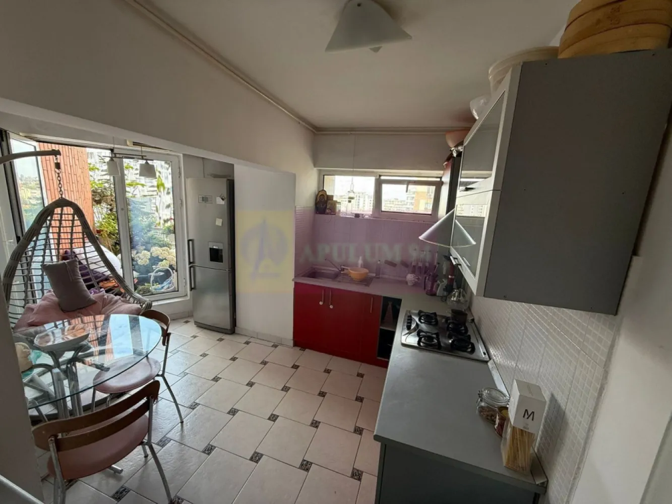 Apartament 3 camere LUX 85mp + loc parcare Cal. Calarasilor - OPORTUNITATE EXCELENTA PE PIATA IMOBILIARA!!!
Vă propunem spre vanzare un apartament de 3 camere, situat într-o zonă deosebit de atractivă langa UNIVERSITATEA HYPERION, la 15 minute de stația de Metrou Piata Muncii și de Piața Alba Iulia, fiind ideal atât pentru locuință personală cât și pentru investiție.
Apartamentul este decomandat (BLOC 1996) etaj 7/8, perfect pentru familii sau investitori în căutarea unei locuințe moderne, cu acces rapid la toate facilitățile urbane. Compartimentare: living, 2 dormitoare luminoase, bucătărie, baie și balcon generos, ideal pentru relaxare sau spațiu de depozitare suplimentar. Termopan PVC inclusiv balcoane. Supraveghere video. Aer conditionat. Mobilat; Echipat; Utilat - se vinde precum este în fotografii, dispune de multiple spații de depozitare, inclusiv o debara, o boxă la subsol cu suprafața de 5 mp și două balcoane (unul cu o suprafață de 5,5 mp cu acces direct din dormitorul matrimonial și din living, fiind ideal pentru a fi amenajat ca spațiu de relaxare, cu o priveliște deschisă și plăcută iar bucătăria este spațioasă, bine organizată și beneficiază, la rândul său, de un balcon suplimentar de 1,4 mp.
Proprietatea detine si 1 loc de parcare in spatele blocului!
Avantajele zonei:
Acces excelent la transportul public: stația de metrou se află la cateva minute de mers pe jos, asigurând legături rapide cu toate zonele importante din București si de asemenea statii STB la cativa metri de scara blocului.
Infrastructură educațională și medicală excelentă: scoli, grădinițe, și clinici medicale în apropiere, oferindu-vă liniștea necesară pentru familia dumneavoastră.
În vecinătate se află supermarketuri, restaurante, cafenele și centre de fitness, oferindu-vă toate facilitățile la îndemână.
Cartier sigur și bine întreținut, ideal pentru familii, cu acces rapid la centrele de interes urban, dar și liniște și siguranță.
Proprietatea este disponibila imediat.
Comision agentie 3% + tva din pretul de vanzare.
Pentru mai multe detalii sau pentru a programa o vizionare, nu ezitați să ne contactați – Cristi/ Apulum 94/ Tel. Mobil: (004) 0733683462 !