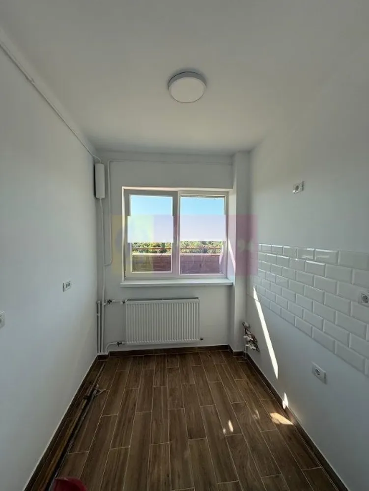 Garsoniera, 38mp, zona metrou Piata Sudului - Vă propunem spre vanzare garsoniera, situata într-o zonă deosebit de atractivă, la cateva minute de stația de Metrou Piata Sudului - zona Nitu Vasile (Rondul cu Flori).
Garsoniera este semidecomandata, etaj 10 din 10 intr-un bloc mixt de apartamente din 1969 in curs de anvelopare, cu scara curata, cu acces rapid la toate facilitățile urbane. Proaspăt renovată (complet de la zero): Instalație electrică complet nouă; Instalație sanitara complet nouă; Gresie, faianță, parchet, uși interioare – totul nou; Aer condiționat. Luminoasă și cu o priveliște deschisă - oferă vedere liberă, lumină naturală pe tot parcursul zilei. În plus, nu este mobilată, ceea ce îți oferă libertatea să o amenajezi cum vrei. Potrivită atât pentru locuit, cât și pentru investiție - se închiriază ușor datorită zonei și suprafeței. 
Avantajele zonei: Proximitate față de Piața Straduintei: acces rapid la servicii medicale de calitate, la transport: Metrou Piața Sudului, precum și multiple linii STB. Centre comerciale și piețe: Piața Sudului, Sun Plaza Shopping Center si Grand Arena în apropiere, oferind acces la supermarketuri, restaurante, magazine și zone de recreere. Instituții educaționale: Școli și grădinițe bine cotate la mică distanță, facilitând accesul copiilor la educație de calitate. Parcuri și zone verzi: Parcul Tineretului și Oraselul Copiilor la o distanță scurtă, ideale pentru plimbări în aer liber și activități recreative. Cartier sigur și bine întreținut, ideal pentru familii, cu acces rapid la centrele de interes urban, dar și liniște și siguranță. 
Aceasta locatie este o oportunitate excelentă pentru cei care doresc un stil de viață activ, dar și liniștit, în mijlocul unui cartier verde și bine conectat.
Proprietatea este disponibila imediat.
Comision agentie 3% + tva din pretul de vanzare.
Pentru mai multe detalii sau pentru a programa o vizionare, nu ezitați să ne contactați – Cristi/ Apulum 94/ Tel. Mobil: (004) 0733683462 !