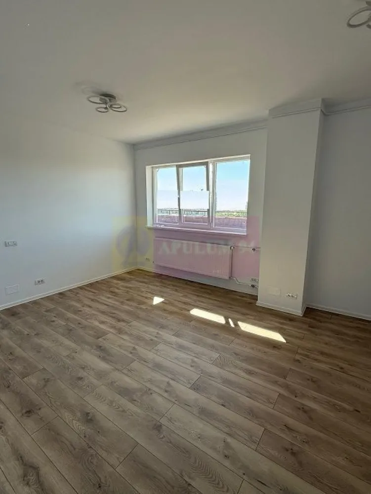 Garsoniera, 38mp, zona metrou Piata Sudului - Vă propunem spre vanzare garsoniera, situata într-o zonă deosebit de atractivă, la cateva minute de stația de Metrou Piata Sudului - zona Nitu Vasile (Rondul cu Flori).
Garsoniera este semidecomandata, etaj 10 din 10 intr-un bloc mixt de apartamente din 1969 in curs de anvelopare, cu scara curata, cu acces rapid la toate facilitățile urbane. Proaspăt renovată (complet de la zero): Instalație electrică complet nouă; Instalație sanitara complet nouă; Gresie, faianță, parchet, uși interioare – totul nou; Aer condiționat. Luminoasă și cu o priveliște deschisă - oferă vedere liberă, lumină naturală pe tot parcursul zilei. În plus, nu este mobilată, ceea ce îți oferă libertatea să o amenajezi cum vrei. Potrivită atât pentru locuit, cât și pentru investiție - se închiriază ușor datorită zonei și suprafeței. 
Avantajele zonei: Proximitate față de Piața Straduintei: acces rapid la servicii medicale de calitate, la transport: Metrou Piața Sudului, precum și multiple linii STB. Centre comerciale și piețe: Piața Sudului, Sun Plaza Shopping Center si Grand Arena în apropiere, oferind acces la supermarketuri, restaurante, magazine și zone de recreere. Instituții educaționale: Școli și grădinițe bine cotate la mică distanță, facilitând accesul copiilor la educație de calitate. Parcuri și zone verzi: Parcul Tineretului și Oraselul Copiilor la o distanță scurtă, ideale pentru plimbări în aer liber și activități recreative. Cartier sigur și bine întreținut, ideal pentru familii, cu acces rapid la centrele de interes urban, dar și liniște și siguranță. 
Aceasta locatie este o oportunitate excelentă pentru cei care doresc un stil de viață activ, dar și liniștit, în mijlocul unui cartier verde și bine conectat.
Proprietatea este disponibila imediat.
Comision agentie 3% + tva din pretul de vanzare.
Pentru mai multe detalii sau pentru a programa o vizionare, nu ezitați să ne contactați – Cristi/ Apulum 94/ Tel. Mobil: (004) 0733683462 !