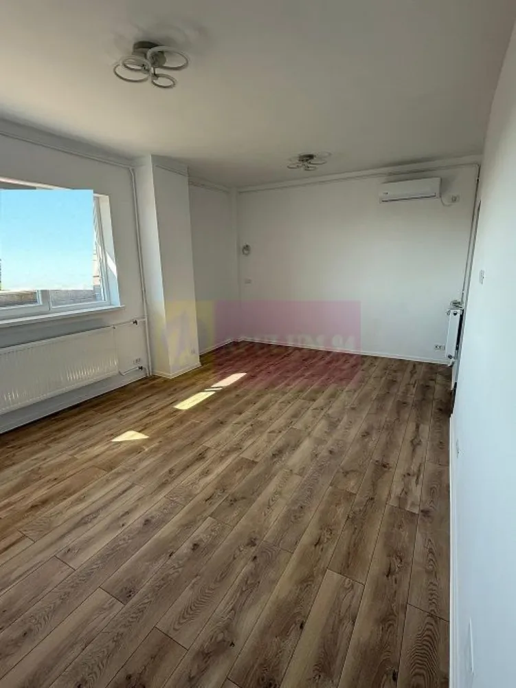 Garsoniera, 38mp, zona metrou Piata Sudului - Vă propunem spre vanzare garsoniera, situata într-o zonă deosebit de atractivă, la cateva minute de stația de Metrou Piata Sudului - zona Nitu Vasile (Rondul cu Flori).
Garsoniera este semidecomandata, etaj 10 din 10 intr-un bloc mixt de apartamente din 1969 in curs de anvelopare, cu scara curata, cu acces rapid la toate facilitățile urbane. Proaspăt renovată (complet de la zero): Instalație electrică complet nouă; Instalație sanitara complet nouă; Gresie, faianță, parchet, uși interioare – totul nou; Aer condiționat. Luminoasă și cu o priveliște deschisă - oferă vedere liberă, lumină naturală pe tot parcursul zilei. În plus, nu este mobilată, ceea ce îți oferă libertatea să o amenajezi cum vrei. Potrivită atât pentru locuit, cât și pentru investiție - se închiriază ușor datorită zonei și suprafeței. 
Avantajele zonei: Proximitate față de Piața Straduintei: acces rapid la servicii medicale de calitate, la transport: Metrou Piața Sudului, precum și multiple linii STB. Centre comerciale și piețe: Piața Sudului, Sun Plaza Shopping Center si Grand Arena în apropiere, oferind acces la supermarketuri, restaurante, magazine și zone de recreere. Instituții educaționale: Școli și grădinițe bine cotate la mică distanță, facilitând accesul copiilor la educație de calitate. Parcuri și zone verzi: Parcul Tineretului și Oraselul Copiilor la o distanță scurtă, ideale pentru plimbări în aer liber și activități recreative. Cartier sigur și bine întreținut, ideal pentru familii, cu acces rapid la centrele de interes urban, dar și liniște și siguranță. 
Aceasta locatie este o oportunitate excelentă pentru cei care doresc un stil de viață activ, dar și liniștit, în mijlocul unui cartier verde și bine conectat.
Proprietatea este disponibila imediat.
Comision agentie 3% + tva din pretul de vanzare.
Pentru mai multe detalii sau pentru a programa o vizionare, nu ezitați să ne contactați – Cristi/ Apulum 94/ Tel. Mobil: (004) 0733683462 !