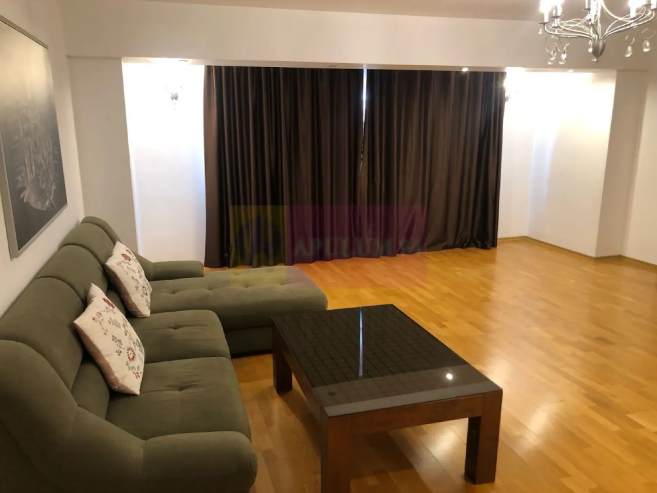 Apartament 3 camere LUX, 99mp, B-dul Unirii, loc parcare inclus - Vă propunem spre vanzare un apartament de 3 camere, situat într-o zonă linistita si deosebit de atractivă, pe bulevardul UNIRII - Rond Alba Iulia.
Apartamentul este renovat, decomandat etaj 5/10, termopane generatie noua - perfect pentru familii în căutarea unei locatii moderne, cu acces rapid la toate facilitățile urbane.Compartimentare: living (~40 mp) & 2 dormitoare luminoase & 2 bai si un balcon, AC, contorizare separata, paza - supraveghere video, portar. 
Locul de parcare (acces auto controlat) este inclus in pret.
Avantajele zonei:
Acces excelent la transportul public: STB si stația de metrou Unirii asigurând legături rapide cu toate zonele importante din București.
Infrastructură educațională și medicală excelentă: scoli, grădinițe, și clinici medicale în apropiere, oferindu-vă liniștea necesară pentru familia dumneavoastră
În vecinătate se află supermarketuri, restaurante, cafenele și centre de fitness, oferindu-vă toate facilitățile la îndemână.
Cartier sigur și bine întreținut, ideal pentru familii, cu acces rapid la centrele de interes urban, dar și liniște și siguranță.
Acest apartament este o oportunitate excelentă pentru cei care doresc un stil de viață activ, dar și liniștit, în mijlocul unui cartier central și bine conectat.
Proprietatea este disponibila imediat. 
Comision agentie 3% + tva din pretul de vanzare. 
Pentru mai multe detalii sau pentru a programa o vizionare, nu ezitați să ne contactați – Cristi/ Apulum 94/ Tel. Mobil: (004) 0733683462 !