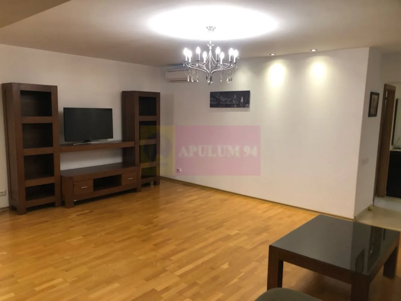 Apartament 3 camere LUX, 99mp, B-dul Unirii, loc parcare inclus - Vă propunem spre vanzare un apartament de 3 camere, situat într-o zonă linistita si deosebit de atractivă, pe bulevardul UNIRII - Rond Alba Iulia.
Apartamentul este renovat, decomandat etaj 5/10, termopane generatie noua - perfect pentru familii în căutarea unei locatii moderne, cu acces rapid la toate facilitățile urbane.Compartimentare: living (~40 mp) & 2 dormitoare luminoase & 2 bai si un balcon, AC, contorizare separata, paza - supraveghere video, portar. 
Locul de parcare (acces auto controlat) este inclus in pret.
Avantajele zonei:
Acces excelent la transportul public: STB si stația de metrou Unirii asigurând legături rapide cu toate zonele importante din București.
Infrastructură educațională și medicală excelentă: scoli, grădinițe, și clinici medicale în apropiere, oferindu-vă liniștea necesară pentru familia dumneavoastră
În vecinătate se află supermarketuri, restaurante, cafenele și centre de fitness, oferindu-vă toate facilitățile la îndemână.
Cartier sigur și bine întreținut, ideal pentru familii, cu acces rapid la centrele de interes urban, dar și liniște și siguranță.
Acest apartament este o oportunitate excelentă pentru cei care doresc un stil de viață activ, dar și liniștit, în mijlocul unui cartier central și bine conectat.
Proprietatea este disponibila imediat. 
Comision agentie 3% + tva din pretul de vanzare. 
Pentru mai multe detalii sau pentru a programa o vizionare, nu ezitați să ne contactați – Cristi/ Apulum 94/ Tel. Mobil: (004) 0733683462 !