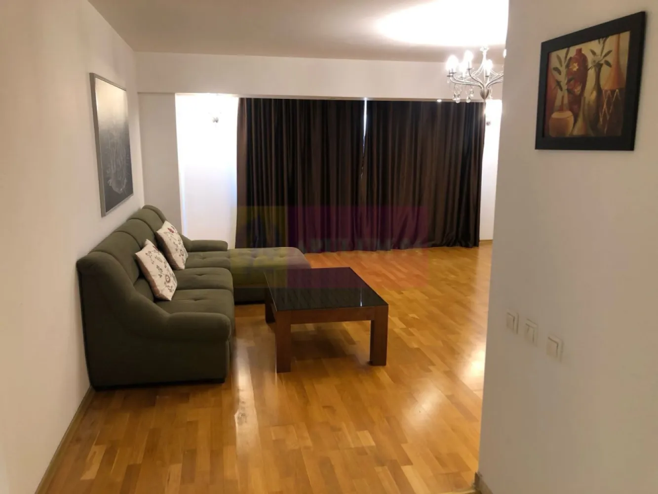 Apartament 3 camere LUX, 99mp, B-dul Unirii, loc parcare inclus - Vă propunem spre vanzare un apartament de 3 camere, situat într-o zonă linistita si deosebit de atractivă, pe bulevardul UNIRII - Rond Alba Iulia.
Apartamentul este renovat, decomandat etaj 5/10, termopane generatie noua - perfect pentru familii în căutarea unei locatii moderne, cu acces rapid la toate facilitățile urbane.Compartimentare: living (~40 mp) & 2 dormitoare luminoase & 2 bai si un balcon, AC, contorizare separata, paza - supraveghere video, portar. 
Locul de parcare (acces auto controlat) este inclus in pret.
Avantajele zonei:
Acces excelent la transportul public: STB si stația de metrou Unirii asigurând legături rapide cu toate zonele importante din București.
Infrastructură educațională și medicală excelentă: scoli, grădinițe, și clinici medicale în apropiere, oferindu-vă liniștea necesară pentru familia dumneavoastră
În vecinătate se află supermarketuri, restaurante, cafenele și centre de fitness, oferindu-vă toate facilitățile la îndemână.
Cartier sigur și bine întreținut, ideal pentru familii, cu acces rapid la centrele de interes urban, dar și liniște și siguranță.
Acest apartament este o oportunitate excelentă pentru cei care doresc un stil de viață activ, dar și liniștit, în mijlocul unui cartier central și bine conectat.
Proprietatea este disponibila imediat. 
Comision agentie 3% + tva din pretul de vanzare. 
Pentru mai multe detalii sau pentru a programa o vizionare, nu ezitați să ne contactați – Cristi/ Apulum 94/ Tel. Mobil: (004) 0733683462 !