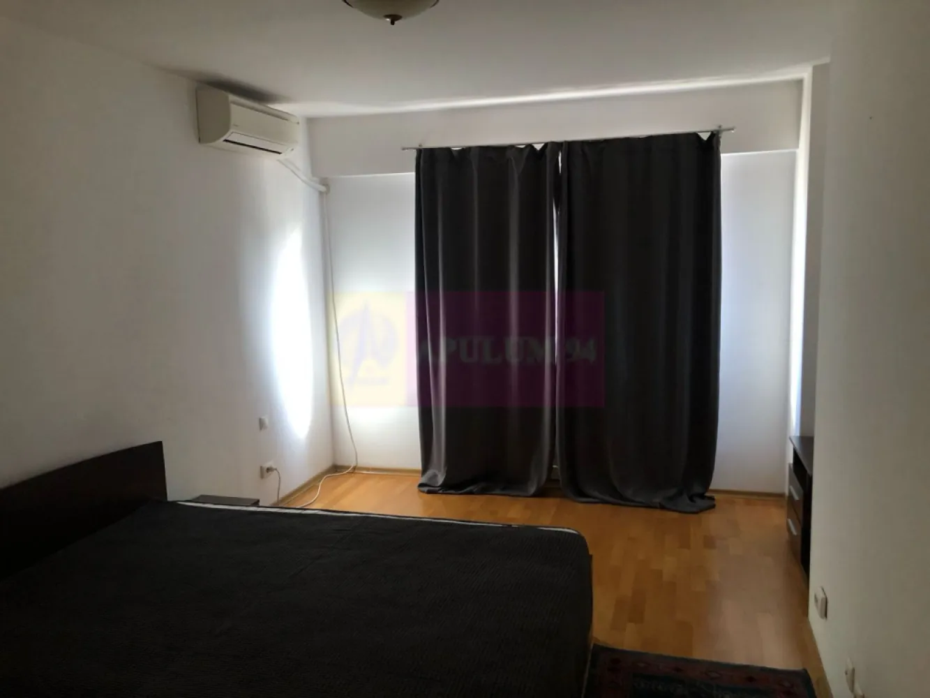 Apartament 3 camere LUX, 99mp, B-dul Unirii, loc parcare inclus - Vă propunem spre vanzare un apartament de 3 camere, situat într-o zonă linistita si deosebit de atractivă, pe bulevardul UNIRII - Rond Alba Iulia.
Apartamentul este renovat, decomandat etaj 5/10, termopane generatie noua - perfect pentru familii în căutarea unei locatii moderne, cu acces rapid la toate facilitățile urbane.Compartimentare: living (~40 mp) & 2 dormitoare luminoase & 2 bai si un balcon, AC, contorizare separata, paza - supraveghere video, portar. 
Locul de parcare (acces auto controlat) este inclus in pret.
Avantajele zonei:
Acces excelent la transportul public: STB si stația de metrou Unirii asigurând legături rapide cu toate zonele importante din București.
Infrastructură educațională și medicală excelentă: scoli, grădinițe, și clinici medicale în apropiere, oferindu-vă liniștea necesară pentru familia dumneavoastră
În vecinătate se află supermarketuri, restaurante, cafenele și centre de fitness, oferindu-vă toate facilitățile la îndemână.
Cartier sigur și bine întreținut, ideal pentru familii, cu acces rapid la centrele de interes urban, dar și liniște și siguranță.
Acest apartament este o oportunitate excelentă pentru cei care doresc un stil de viață activ, dar și liniștit, în mijlocul unui cartier central și bine conectat.
Proprietatea este disponibila imediat. 
Comision agentie 3% + tva din pretul de vanzare. 
Pentru mai multe detalii sau pentru a programa o vizionare, nu ezitați să ne contactați – Cristi/ Apulum 94/ Tel. Mobil: (004) 0733683462 !