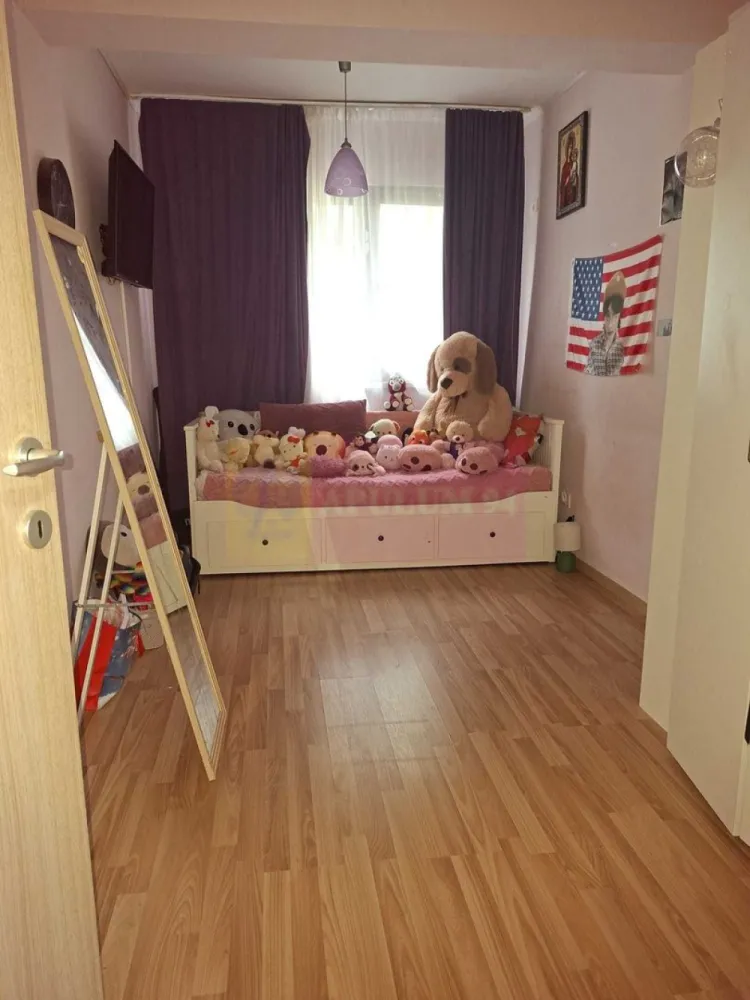 Apartament 3 camere 59mp Popești Leordeni Metrou Berceni si Leonida - Vă propunem spre vanzare un apartament semidecomandat de 3 camere, bloc izolat termic, construit în anul 2015 - etaj 2 din 4, centrala proprie.
Loc parcare (INCLUS IN PRET).
Această proprietate este ideală pentru o familie care își dorește să locuiască într-un mediu urban, dar să beneficieze de intimitate și confort. B
Acces la mijloacele de transport în comun facilitând deplasarea rapidă către centrul Bucureștiului - stații de metrou Dimitrie Leonida sau Berceni (acces facil ~7-10 minute de mers pe jos).
Proximitate față de diverse magazine, farmacii și restaurante sunt la doar câteva minute de mers pe jos sau cu mașina.
Școli și grădinițe de calitate în imediata apropiere, ceea ce face zona ideală pentru familiile cu copii.
Parcuri și spații verzi – zonă ideală pentru relaxare și activități recreative, la câteva minute de mers de parcurile locale.
Infrastructură modernă – străzi asfaltate, iluminat public și acces rapid la toate facilitățile urbane.
Proprietatea este disponibila imediat.
Comision agentie 3% + tva din pretul de vanzare.
Pentru mai multe detalii sau pentru a programa o vizionare, nu ezitați să ne contactați – Cristi/ Apulum 94/ Tel. Mobil: (004) 0733683462 !