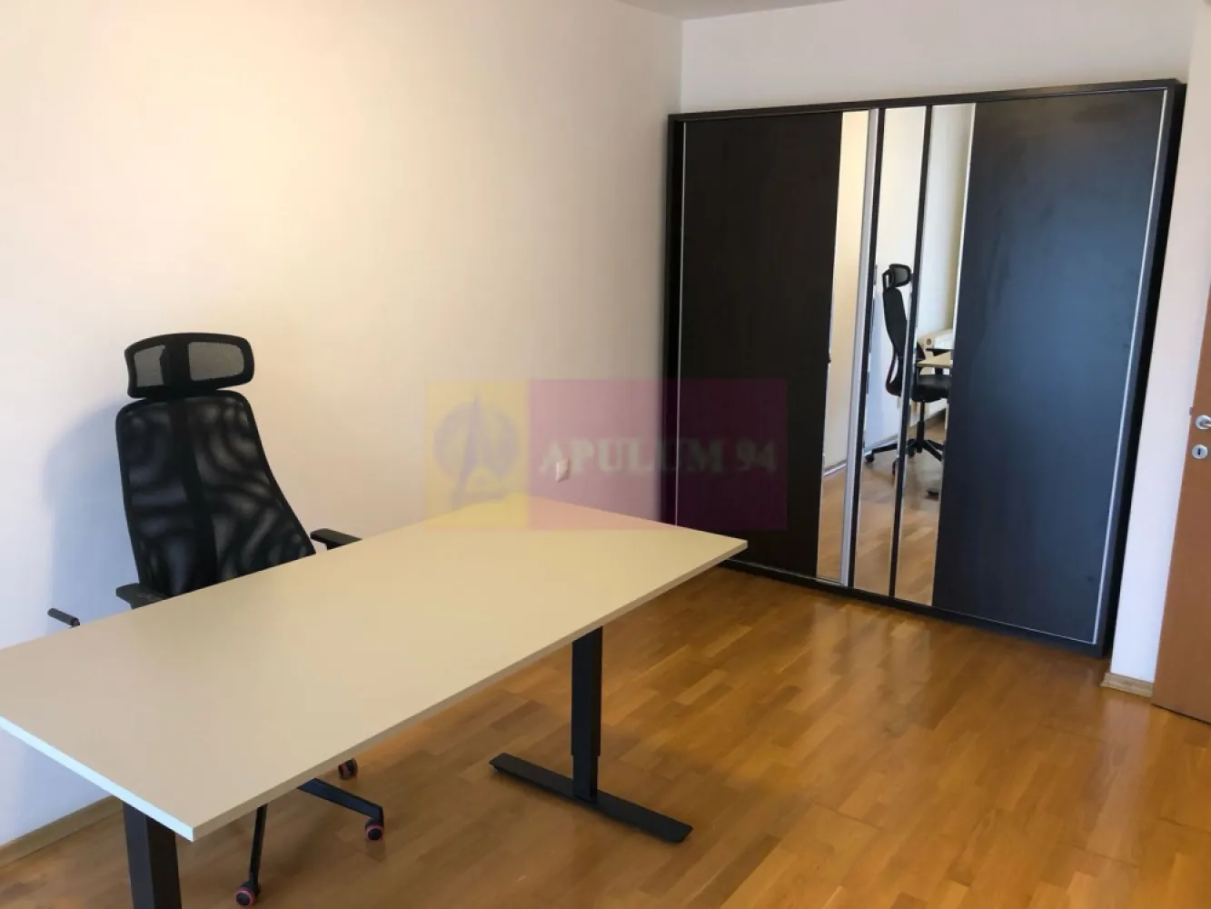 Apartament 3 camere LUX, 99mp, B-dul Unirii, loc parcare inclus - Vă propunem spre vanzare un apartament de 3 camere, situat într-o zonă linistita si deosebit de atractivă, pe bulevardul UNIRII - Rond Alba Iulia.
Apartamentul este renovat, decomandat etaj 5/10, termopane generatie noua - perfect pentru familii în căutarea unei locatii moderne, cu acces rapid la toate facilitățile urbane.Compartimentare: living (~40 mp) & 2 dormitoare luminoase & 2 bai si un balcon, AC, contorizare separata, paza - supraveghere video, portar. 
Locul de parcare (acces auto controlat) este inclus in pret.
Avantajele zonei:
Acces excelent la transportul public: STB si stația de metrou Unirii asigurând legături rapide cu toate zonele importante din București.
Infrastructură educațională și medicală excelentă: scoli, grădinițe, și clinici medicale în apropiere, oferindu-vă liniștea necesară pentru familia dumneavoastră
În vecinătate se află supermarketuri, restaurante, cafenele și centre de fitness, oferindu-vă toate facilitățile la îndemână.
Cartier sigur și bine întreținut, ideal pentru familii, cu acces rapid la centrele de interes urban, dar și liniște și siguranță.
Acest apartament este o oportunitate excelentă pentru cei care doresc un stil de viață activ, dar și liniștit, în mijlocul unui cartier central și bine conectat.
Proprietatea este disponibila imediat. 
Comision agentie 3% + tva din pretul de vanzare. 
Pentru mai multe detalii sau pentru a programa o vizionare, nu ezitați să ne contactați – Cristi/ Apulum 94/ Tel. Mobil: (004) 0733683462 !