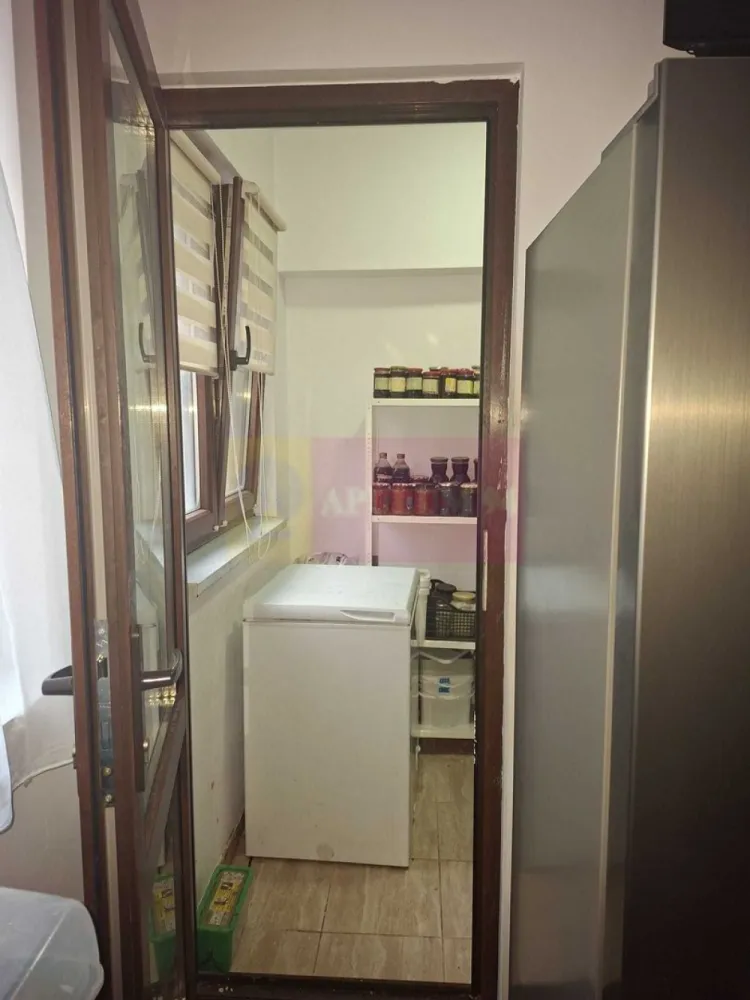 Apartament 3 camere 59mp Popești Leordeni Metrou Berceni si Leonida - Vă propunem spre vanzare un apartament semidecomandat de 3 camere, bloc izolat termic, construit în anul 2015 - etaj 2 din 4, centrala proprie.
Loc parcare (INCLUS IN PRET).
Această proprietate este ideală pentru o familie care își dorește să locuiască într-un mediu urban, dar să beneficieze de intimitate și confort. B
Acces la mijloacele de transport în comun facilitând deplasarea rapidă către centrul Bucureștiului - stații de metrou Dimitrie Leonida sau Berceni (acces facil ~7-10 minute de mers pe jos).
Proximitate față de diverse magazine, farmacii și restaurante sunt la doar câteva minute de mers pe jos sau cu mașina.
Școli și grădinițe de calitate în imediata apropiere, ceea ce face zona ideală pentru familiile cu copii.
Parcuri și spații verzi – zonă ideală pentru relaxare și activități recreative, la câteva minute de mers de parcurile locale.
Infrastructură modernă – străzi asfaltate, iluminat public și acces rapid la toate facilitățile urbane.
Proprietatea este disponibila imediat.
Comision agentie 3% + tva din pretul de vanzare.
Pentru mai multe detalii sau pentru a programa o vizionare, nu ezitați să ne contactați – Cristi/ Apulum 94/ Tel. Mobil: (004) 0733683462 !