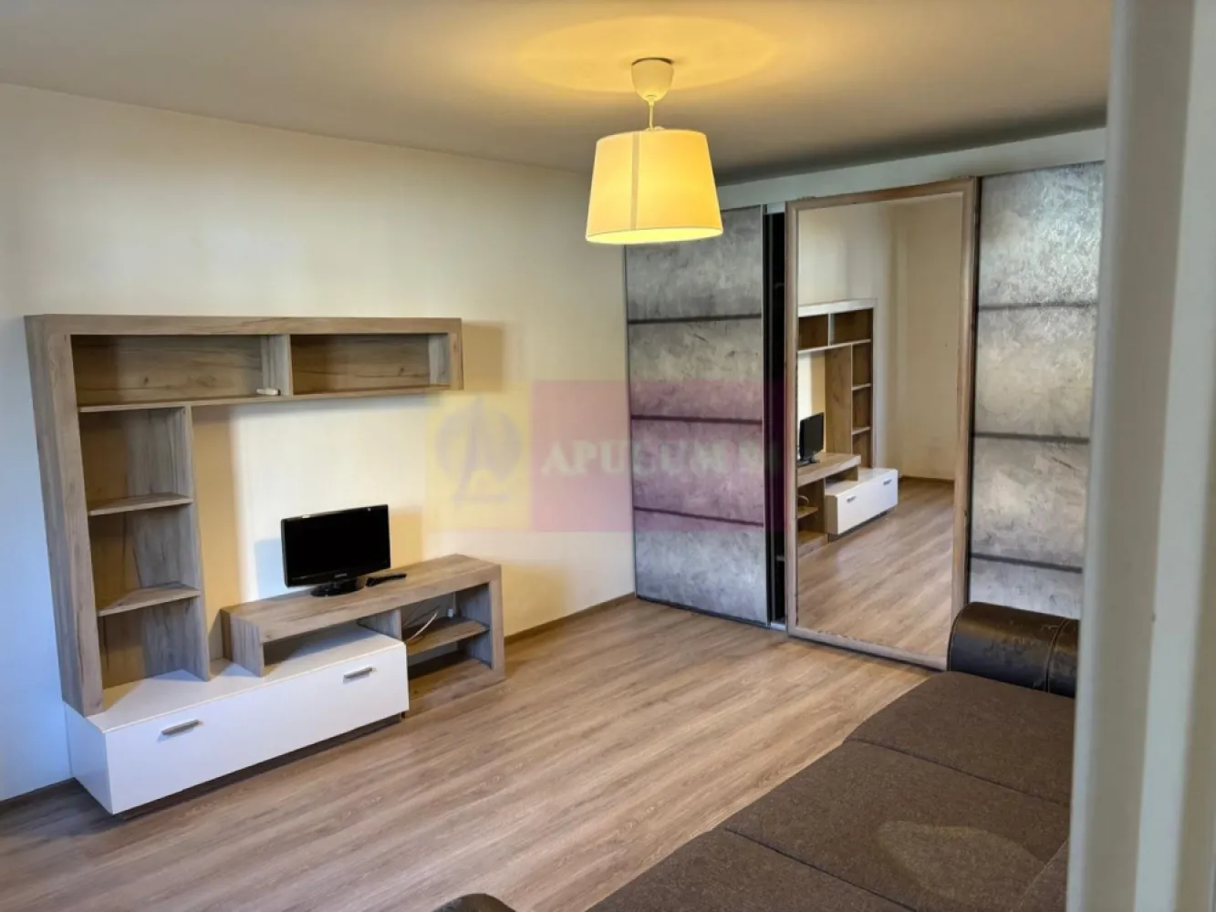 Garsoniera 33mp curte 50mp zona Metrou Tineretului - Vă propunem spre vanzare garsoniera, situata într-o zonă deosebit de atractivă, la cateva minute de stația de Metrou Tineretului, de Parcurile Tineretului si Carol.
Garsoniera este libera gata de mutare, mobilata, cu curte 50mp (exista drum de servitute) momentan inchiriata (100ron/ luna) de la AFI Sector 4 cu posibilitate obtinere titlu de proprietate. Parter in imobil doar cu parter incadrat risc seismic clasa urgenta 3 - an constructie 1930. Centrala proprie pe gaz, aer conditionat, geamuri termopan, termoizolata exterior, usa metalica.
Avantajele zonei:
Acces excelent la transportul public: Stația de metrou se află la cateva minute de mers pe jos, asigurând legături rapide cu toate zonele importante din București
Parcului Tineretului si Parcul Carol: vă puteți bucura de activități recreative în aer liber, spații de joacă pentru copii, piste de alergare și zone de relaxare
Infrastructură educațională și medicală excelentă: scoli, grădinițe, și clinici medicale în apropiere, oferindu-vă liniștea necesară pentru familia dumneavoastră
În vecinătate se află biserica, Piata Norilor, supermarketuri, restaurante, cafenele și centre de fitness, oferindu-vă toate facilitățile la îndemână.
Cartier sigur și bine întreținut, cu acces rapid la centrele de interes urban, dar și liniște și siguranță.
O oportunitate excelentă pentru cei care doresc un stil de viață activ, dar și liniștit, în mijlocul unui cartier verde și bine conectat.
Proprietatea este disponibila imediat.
Comision agentie 3% + tva din pretul de vanzare.
Pentru mai multe detalii sau pentru a programa o vizionare, nu ezitați să ne contactați – Cristi/ Apulum 94/ Tel. Mobil: (004) 0733683462 !