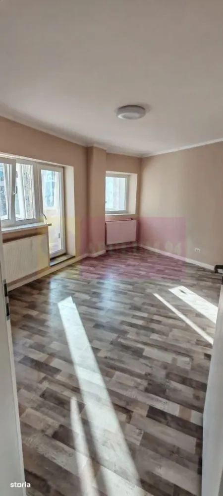 Apartament 3 camere 74mp Metrou Aparatorii Patriei - Vă propunem spre vanzare un apartament de 3 camere, situat într-o zonă deosebit de atractivă, la 2 minute de mers pe jos de stația de METROU APARATORII PATRIEI.
Apartamentul este locat intr-un bloc din anul 2022, este semidecomandat - centrala proprie, etaj 2/10, perfect pentru familii sau investitori în căutarea unei locuințe moderne, cu acces rapid la toate facilitățile urbane. Compartimentare: living-bucătărie, 2 dormitoare luminoase, baie, 2 debarale + 1 camara si 2 balcoane. Finisajele sunt de calitate, cu podele din laminat în dormitoare și living. Baia este modernă, cu duș și finisaje elegante.
Avantajele zonei:
Acces la transportul public: Stația de metrou se află la 2 minute de mers pe jos, asigurând legături rapide cu toate zonele importante din București
Aproape de Patinoarul Berceni Arena, Piata Berceni, Grand Arena pentru shopping si distractie, Kaufland, Carrefour, Lidl, Hornbach, Metro, Auchan si Jumbo pentru cumparaturi rapide si convenabile..
Infrastructura educationala si medicala excelenta: scoli, gradinite, spitale si clinici medicale in apropiere, oferindu-va linistea necesara pentru familia dumneavoastra. In vecinatate se afla supermarketuri, restaurante, cafenele si centre de fitness, oferindu-va toate facilitatile la indemana. Cartier sigur si bine intretinut, ideal pentru familii, cu acces rapid la centrele de interes urban, dar si liniste si siguranta. 
Acest apartament este o oportunitate excelenta pentru cei care doresc un stil de viata activ, dar si linistit, in mijlocul unui cartier verde si bine conectat.
Proprietatea este disponibila imediat.
Comision agentie 3% + tva din pretul de vanzare.
Pentru mai multe detalii sau pentru a programa o vizionare, nu ezitati sa ne contactati – Cristi/ Apulum 94/ Tel. Mobil: (004) 0733683462 !