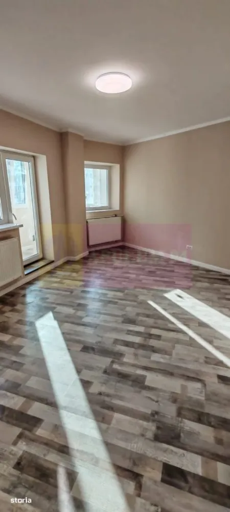 Apartament 3 camere 74mp Metrou Aparatorii Patriei - Vă propunem spre vanzare un apartament de 3 camere, situat într-o zonă deosebit de atractivă, la 2 minute de mers pe jos de stația de METROU APARATORII PATRIEI.
Apartamentul este locat intr-un bloc din anul 2022, este semidecomandat - centrala proprie, etaj 2/10, perfect pentru familii sau investitori în căutarea unei locuințe moderne, cu acces rapid la toate facilitățile urbane. Compartimentare: living-bucătărie, 2 dormitoare luminoase, baie, 2 debarale + 1 camara si 2 balcoane. Finisajele sunt de calitate, cu podele din laminat în dormitoare și living. Baia este modernă, cu duș și finisaje elegante.
Avantajele zonei:
Acces la transportul public: Stația de metrou se află la 2 minute de mers pe jos, asigurând legături rapide cu toate zonele importante din București
Aproape de Patinoarul Berceni Arena, Piata Berceni, Grand Arena pentru shopping si distractie, Kaufland, Carrefour, Lidl, Hornbach, Metro, Auchan si Jumbo pentru cumparaturi rapide si convenabile..
Infrastructura educationala si medicala excelenta: scoli, gradinite, spitale si clinici medicale in apropiere, oferindu-va linistea necesara pentru familia dumneavoastra. In vecinatate se afla supermarketuri, restaurante, cafenele si centre de fitness, oferindu-va toate facilitatile la indemana. Cartier sigur si bine intretinut, ideal pentru familii, cu acces rapid la centrele de interes urban, dar si liniste si siguranta. 
Acest apartament este o oportunitate excelenta pentru cei care doresc un stil de viata activ, dar si linistit, in mijlocul unui cartier verde si bine conectat.
Proprietatea este disponibila imediat.
Comision agentie 3% + tva din pretul de vanzare.
Pentru mai multe detalii sau pentru a programa o vizionare, nu ezitati sa ne contactati – Cristi/ Apulum 94/ Tel. Mobil: (004) 0733683462 !