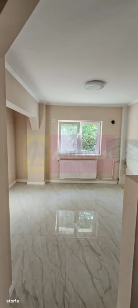 Apartament 3 camere 74mp Metrou Aparatorii Patriei - Vă propunem spre vanzare un apartament de 3 camere, situat într-o zonă deosebit de atractivă, la 2 minute de mers pe jos de stația de METROU APARATORII PATRIEI.
Apartamentul este locat intr-un bloc din anul 2022, este semidecomandat - centrala proprie, etaj 2/10, perfect pentru familii sau investitori în căutarea unei locuințe moderne, cu acces rapid la toate facilitățile urbane. Compartimentare: living-bucătărie, 2 dormitoare luminoase, baie, 2 debarale + 1 camara si 2 balcoane. Finisajele sunt de calitate, cu podele din laminat în dormitoare și living. Baia este modernă, cu duș și finisaje elegante.
Avantajele zonei:
Acces la transportul public: Stația de metrou se află la 2 minute de mers pe jos, asigurând legături rapide cu toate zonele importante din București
Aproape de Patinoarul Berceni Arena, Piata Berceni, Grand Arena pentru shopping si distractie, Kaufland, Carrefour, Lidl, Hornbach, Metro, Auchan si Jumbo pentru cumparaturi rapide si convenabile..
Infrastructura educationala si medicala excelenta: scoli, gradinite, spitale si clinici medicale in apropiere, oferindu-va linistea necesara pentru familia dumneavoastra. In vecinatate se afla supermarketuri, restaurante, cafenele si centre de fitness, oferindu-va toate facilitatile la indemana. Cartier sigur si bine intretinut, ideal pentru familii, cu acces rapid la centrele de interes urban, dar si liniste si siguranta. 
Acest apartament este o oportunitate excelenta pentru cei care doresc un stil de viata activ, dar si linistit, in mijlocul unui cartier verde si bine conectat.
Proprietatea este disponibila imediat.
Comision agentie 3% + tva din pretul de vanzare.
Pentru mai multe detalii sau pentru a programa o vizionare, nu ezitati sa ne contactati – Cristi/ Apulum 94/ Tel. Mobil: (004) 0733683462 !
