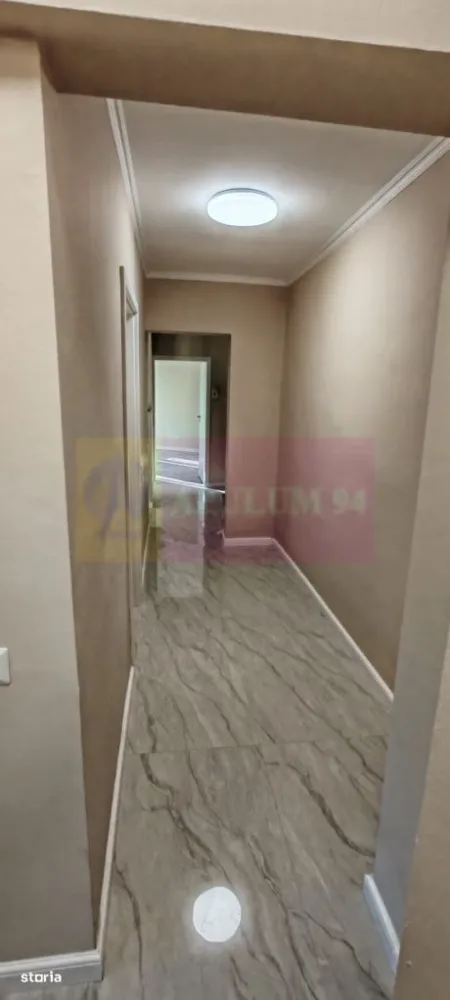 Apartament 3 camere 74mp Metrou Aparatorii Patriei - Vă propunem spre vanzare un apartament de 3 camere, situat într-o zonă deosebit de atractivă, la 2 minute de mers pe jos de stația de METROU APARATORII PATRIEI.
Apartamentul este locat intr-un bloc din anul 2022, este semidecomandat - centrala proprie, etaj 2/10, perfect pentru familii sau investitori în căutarea unei locuințe moderne, cu acces rapid la toate facilitățile urbane. Compartimentare: living-bucătărie, 2 dormitoare luminoase, baie, 2 debarale + 1 camara si 2 balcoane. Finisajele sunt de calitate, cu podele din laminat în dormitoare și living. Baia este modernă, cu duș și finisaje elegante.
Avantajele zonei:
Acces la transportul public: Stația de metrou se află la 2 minute de mers pe jos, asigurând legături rapide cu toate zonele importante din București
Aproape de Patinoarul Berceni Arena, Piata Berceni, Grand Arena pentru shopping si distractie, Kaufland, Carrefour, Lidl, Hornbach, Metro, Auchan si Jumbo pentru cumparaturi rapide si convenabile..
Infrastructura educationala si medicala excelenta: scoli, gradinite, spitale si clinici medicale in apropiere, oferindu-va linistea necesara pentru familia dumneavoastra. In vecinatate se afla supermarketuri, restaurante, cafenele si centre de fitness, oferindu-va toate facilitatile la indemana. Cartier sigur si bine intretinut, ideal pentru familii, cu acces rapid la centrele de interes urban, dar si liniste si siguranta. 
Acest apartament este o oportunitate excelenta pentru cei care doresc un stil de viata activ, dar si linistit, in mijlocul unui cartier verde si bine conectat.
Proprietatea este disponibila imediat.
Comision agentie 3% + tva din pretul de vanzare.
Pentru mai multe detalii sau pentru a programa o vizionare, nu ezitati sa ne contactati – Cristi/ Apulum 94/ Tel. Mobil: (004) 0733683462 !