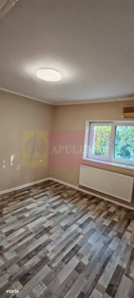 Apartament 3 camere 74mp Metrou Aparatorii Patriei - Vă propunem spre vanzare un apartament de 3 camere, situat într-o zonă deosebit de atractivă, la 2 minute de mers pe jos de stația de METROU APARATORII PATRIEI.
Apartamentul este locat intr-un bloc din anul 2022, este semidecomandat - centrala proprie, etaj 2/10, perfect pentru familii sau investitori în căutarea unei locuințe moderne, cu acces rapid la toate facilitățile urbane. Compartimentare: living-bucătărie, 2 dormitoare luminoase, baie, 2 debarale + 1 camara si 2 balcoane. Finisajele sunt de calitate, cu podele din laminat în dormitoare și living. Baia este modernă, cu duș și finisaje elegante.
Avantajele zonei:
Acces la transportul public: Stația de metrou se află la 2 minute de mers pe jos, asigurând legături rapide cu toate zonele importante din București
Aproape de Patinoarul Berceni Arena, Piata Berceni, Grand Arena pentru shopping si distractie, Kaufland, Carrefour, Lidl, Hornbach, Metro, Auchan si Jumbo pentru cumparaturi rapide si convenabile..
Infrastructura educationala si medicala excelenta: scoli, gradinite, spitale si clinici medicale in apropiere, oferindu-va linistea necesara pentru familia dumneavoastra. In vecinatate se afla supermarketuri, restaurante, cafenele si centre de fitness, oferindu-va toate facilitatile la indemana. Cartier sigur si bine intretinut, ideal pentru familii, cu acces rapid la centrele de interes urban, dar si liniste si siguranta. 
Acest apartament este o oportunitate excelenta pentru cei care doresc un stil de viata activ, dar si linistit, in mijlocul unui cartier verde si bine conectat.
Proprietatea este disponibila imediat.
Comision agentie 3% + tva din pretul de vanzare.
Pentru mai multe detalii sau pentru a programa o vizionare, nu ezitati sa ne contactati – Cristi/ Apulum 94/ Tel. Mobil: (004) 0733683462 !