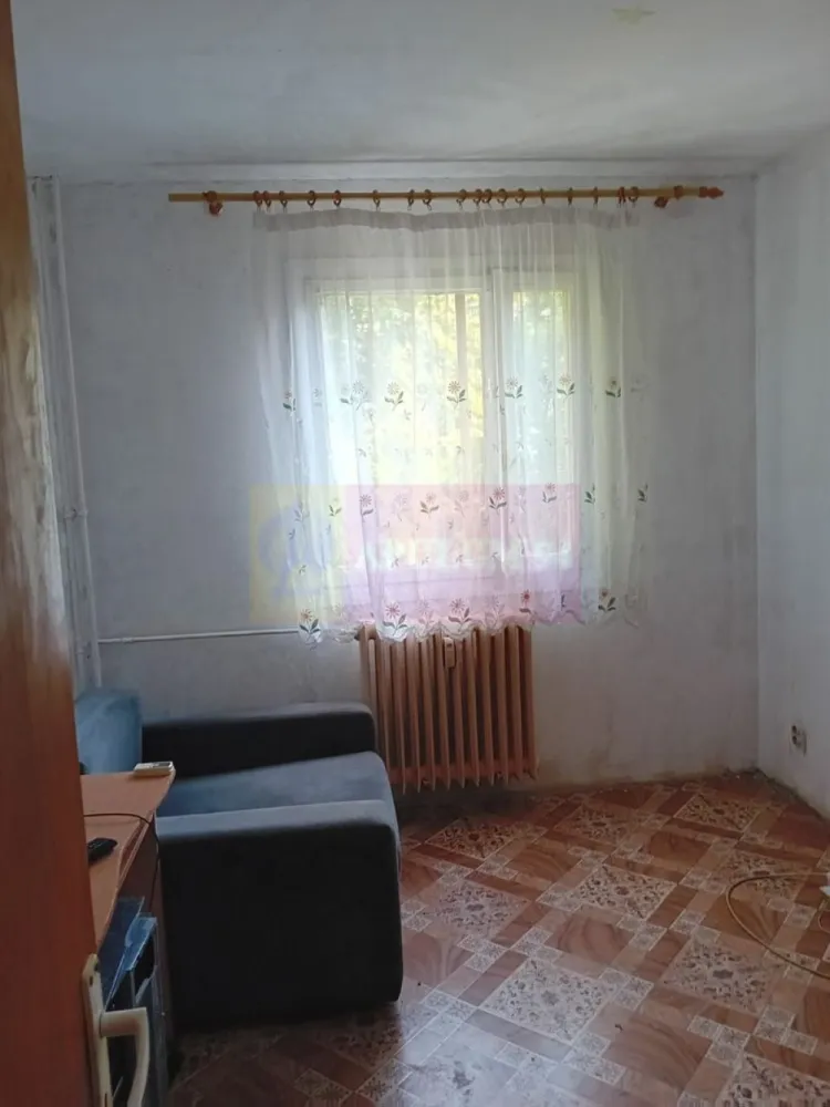 Apartament 3 camere 67mp Alexandru Obregia (Piata&Complex COVASNA) - Vă propunem spre vanzare un apartament de 3 camere, situat într-o zonă deosebit de linistita si atractivă, la 5 minute de MALL Grand Arena (v.a.v.).
Apartamentul este semidecomandat, 3 camere, etaj 3 din 4, nu are imbunatatiri – necesita renovare. Blocul este din anul 1967 cu scara inchisa si curata aproape de Grand Arena pentru shopping și distracție, Piata Straduintei si Piata Covasna, Kaufland, Carrefour, Lidl, Hornbach, Metro Auchan și Jumbo pentru cumpărături rapide și convenabile.
Avantajele zonei:
Acces la transportul public asigurând legături rapide cu toate zonele importante din București.
Infrastructură educațională și medicală excelentă: scoli, grădinițe, și clinici medicale în apropiere, oferindu-vă liniștea necesară pentru familia dumneavoastră
În vecinătate se află biserica, supermarketuri, restaurante, cafenele și centre de fitness, oferindu-vă toate facilitățile la îndemână.
Cartier sigur și bine întreținut, ideal pentru familii, cu acces rapid la centrele de interes urban, dar și liniște și siguranță.
Acest apartament este o oportunitate excelentă pentru cei care doresc un stil de viață activ, dar și liniștit, în mijlocul unui cartier verde și bine conectat.
Proprietatea este disponibila imediat.
Comision agentie 3% + tva din pretul de vanzare.
Pentru mai multe detalii sau pentru a programa o vizionare, nu ezitați să ne contactați – Cristi/ Apulum 94/ Tel. Mobil: (004) 0733683462 !