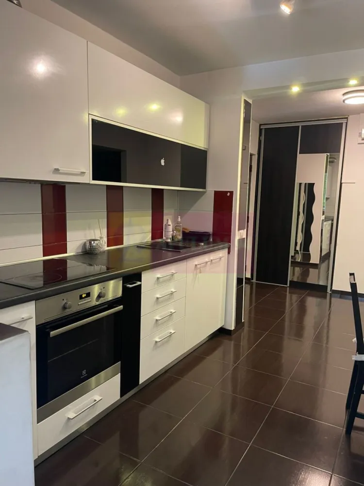 Apartament 3 camere, loc parcare, zona Sos. Berceni-Oltenitei - Vă propunem spre vanzare un apartament de 3 camere, situat într-o zonă deosebit de atractivă, Piata Berceni si vav de de Spitalul Bagdasar.
Apartamentul este decomandat, renovat, etaj 1 din 8, bloc din 1981, suprafata de ~65mp, incalzire in pardoseala in living, usa metalica, tamplarie PVC, gresie, faianta, parchet, 2 băi complet funcționale, se vinde mobiliat ca in poze.
Dispune de loc de parcare.
Avantajele zonei:
Acces excelent la transportul public: Stația de metrou se află la maxim 15 minute de mers pe jos, Mall Sun Plazza la 2 statii STB - asigurând legături rapide cu toate zonele importante din București.
Delta Vacaresti si Parcului Tineretului: vă puteți bucura de activități recreative în aer liber, spații de joacă pentru copii, piste de alergare și zone de relaxare
Infrastructură educațională și medicală excelentă: scoli, grădinițe, și clinici medicale în apropiere, oferindu-vă liniștea necesară pentru familia dumneavoastră
În vecinătate se află supermarketuri, restaurante, cafenele și centre de fitness, oferindu-vă toate facilitățile la îndemână.
Cartier sigur și bine întreținut, ideal pentru familii, cu acces rapid la centrele de interes urban, dar și liniște și siguranță.
Acest apartament este o oportunitate excelentă pentru cei care doresc un stil de viață activ, dar și liniștit, în mijlocul unui cartier verde și bine conectat.
Proprietatea este disponibila imediat.
Comision agentie 3% + tva din pretul de vanzare.
Pentru mai multe detalii sau pentru a programa o vizionare, nu ezitați să ne contactați – Cristi/ Apulum 94/ Tel. Mobil: (004) 0733683462 !
