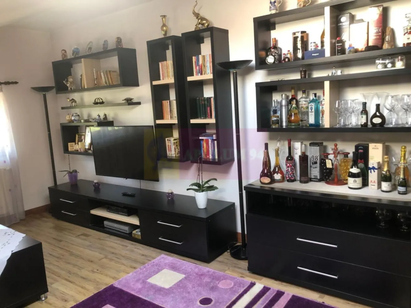 Vila premium OPORTUNITATE EXCELENTA zona foarte linistita Popesti - OPORTUNITATE EXCELENTA PE PIATA IMOBILIARA !
Vila este spatioasa, decomandata, 5 camere , complet mobilata si utilata, construita in anul 2010 cu materiale de foarte buna calitate, parter, etaj mansardat, pod si 2 balcoane. Casa are 240 mp utili + anexe si un foisor, construita pe un teren de 500 mp (deschidere stradala 17ml) Este renovata interior in 2023 si exterior in 2024, situata într-o zonă de vile - deosebit de atractivă si foarte linistita - in imediata apropriere de intrarea in Popesti-Leordeni. Nu sunt necesare investitii si este ideala si pentru familiile cu copii. Se vinde exact ca în poze! 
DETINE URMATOARELE AVANTAJE:
-locuri de parcare in fata curtii, in curte, garaj
-soba tip semineu
-centrala termica proprie cu boiler 400l, panouri solare pentru incalzirea apei, AC
-put cu hidrofor pentru irigarea gazonului
-supraveghere 24/24: camere video si sistem de alarma
-rulouri/ obloane si numeroase spatii depozitare suplimentare interior si exterior.
Avantajele zonei:
Acces la mijloacele de transport în comun facilitând deplasarea rapidă către centrul Bucureștiului.
Proximitate față de centre comerciale – Mega Image/ Lidl/ Farmacia Tei și diverse magazine, farmacii și restaurante sunt la doar câteva minute de mers pe jos sau cu mașina.
Școli și grădinițe de calitate în imediata apropiere, ceea ce face zona ideală pentru familiile cu copii.
Parcuri și spații verzi – zonă ideală pentru relaxare și activități recreative, la câteva minute de mers de parcurile locale.
Infrastructură modernă – străzi asfaltate, iluminat public și acces rapid la toate facilitățile urbane.
Zonă în dezvoltare – Popești-Leordeni este una dintre cele mai căutate zone rezidențiale din proximitatea Bucureștiului, beneficiind de un ritm rapid de creștere și dezvoltare, ceea ce poate transforma această investiție într-o oportunitate excelentă pe termen lung. Cartier sigur și bine întreținut, ideal pentru familii, cu acces rapid la centrele de interes urban, dar și liniște și siguranță. Aceasta proprietate remarcabila combina bunul gust cu functionalitatea, fiecare detaliu a fost gandit pentru a oferi confort si stil pentru de momente pretioase alaturi de cei dragi.
Pentru mai multe detalii sau pentru a programa o vizionare, nu ezitați să ne contactați - Cristi/ Apulum 94/ Tel. Mobil: (004) 0733683462 !