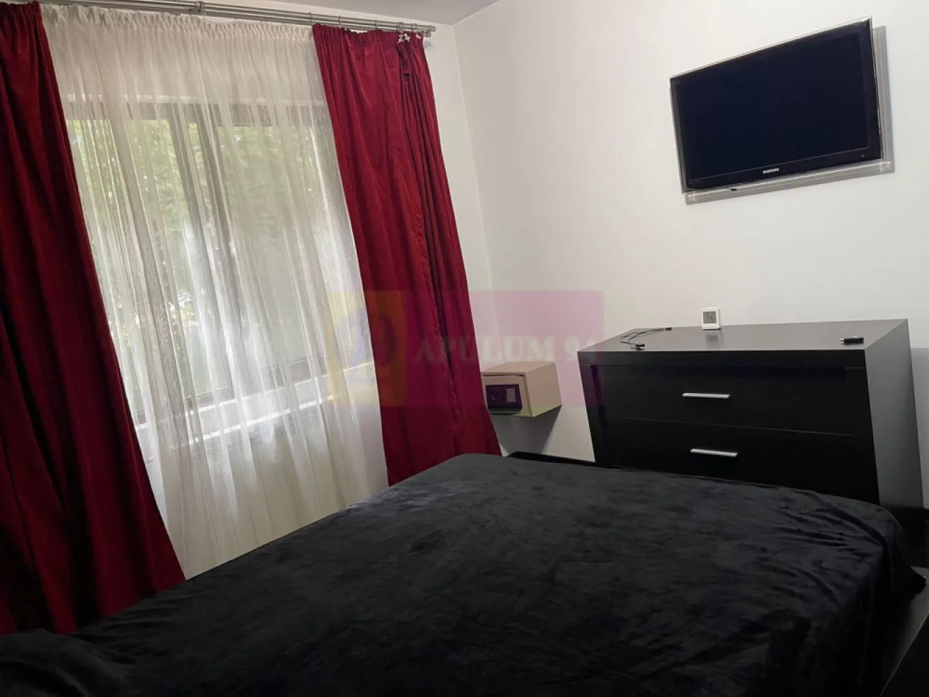 Apartament 3 camere, loc parcare, zona Sos. Berceni-Oltenitei - Vă propunem spre vanzare un apartament de 3 camere, situat într-o zonă deosebit de atractivă, Piata Berceni si vav de de Spitalul Bagdasar.
Apartamentul este decomandat, renovat, etaj 1 din 8, bloc din 1981, suprafata de ~65mp, incalzire in pardoseala in living, usa metalica, tamplarie PVC, gresie, faianta, parchet, 2 băi complet funcționale, se vinde mobiliat ca in poze.
Dispune de loc de parcare.
Avantajele zonei:
Acces excelent la transportul public: Stația de metrou se află la maxim 15 minute de mers pe jos, Mall Sun Plazza la 2 statii STB - asigurând legături rapide cu toate zonele importante din București.
Delta Vacaresti si Parcului Tineretului: vă puteți bucura de activități recreative în aer liber, spații de joacă pentru copii, piste de alergare și zone de relaxare
Infrastructură educațională și medicală excelentă: scoli, grădinițe, și clinici medicale în apropiere, oferindu-vă liniștea necesară pentru familia dumneavoastră
În vecinătate se află supermarketuri, restaurante, cafenele și centre de fitness, oferindu-vă toate facilitățile la îndemână.
Cartier sigur și bine întreținut, ideal pentru familii, cu acces rapid la centrele de interes urban, dar și liniște și siguranță.
Acest apartament este o oportunitate excelentă pentru cei care doresc un stil de viață activ, dar și liniștit, în mijlocul unui cartier verde și bine conectat.
Proprietatea este disponibila imediat.
Comision agentie 3% + tva din pretul de vanzare.
Pentru mai multe detalii sau pentru a programa o vizionare, nu ezitați să ne contactați – Cristi/ Apulum 94/ Tel. Mobil: (004) 0733683462 !