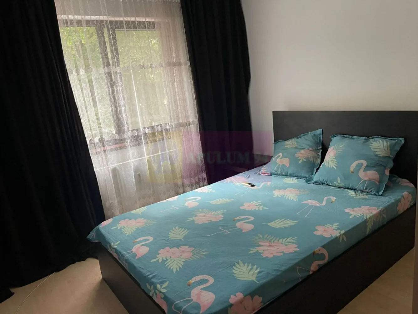 Apartament 3 camere, loc parcare, zona Sos. Berceni-Oltenitei - Vă propunem spre vanzare un apartament de 3 camere, situat într-o zonă deosebit de atractivă, Piata Berceni si vav de de Spitalul Bagdasar.
Apartamentul este decomandat, renovat, etaj 1 din 8, bloc din 1981, suprafata de ~65mp, incalzire in pardoseala in living, usa metalica, tamplarie PVC, gresie, faianta, parchet, 2 băi complet funcționale, se vinde mobiliat ca in poze.
Dispune de loc de parcare.
Avantajele zonei:
Acces excelent la transportul public: Stația de metrou se află la maxim 15 minute de mers pe jos, Mall Sun Plazza la 2 statii STB - asigurând legături rapide cu toate zonele importante din București.
Delta Vacaresti si Parcului Tineretului: vă puteți bucura de activități recreative în aer liber, spații de joacă pentru copii, piste de alergare și zone de relaxare
Infrastructură educațională și medicală excelentă: scoli, grădinițe, și clinici medicale în apropiere, oferindu-vă liniștea necesară pentru familia dumneavoastră
În vecinătate se află supermarketuri, restaurante, cafenele și centre de fitness, oferindu-vă toate facilitățile la îndemână.
Cartier sigur și bine întreținut, ideal pentru familii, cu acces rapid la centrele de interes urban, dar și liniște și siguranță.
Acest apartament este o oportunitate excelentă pentru cei care doresc un stil de viață activ, dar și liniștit, în mijlocul unui cartier verde și bine conectat.
Proprietatea este disponibila imediat.
Comision agentie 3% + tva din pretul de vanzare.
Pentru mai multe detalii sau pentru a programa o vizionare, nu ezitați să ne contactați – Cristi/ Apulum 94/ Tel. Mobil: (004) 0733683462 !