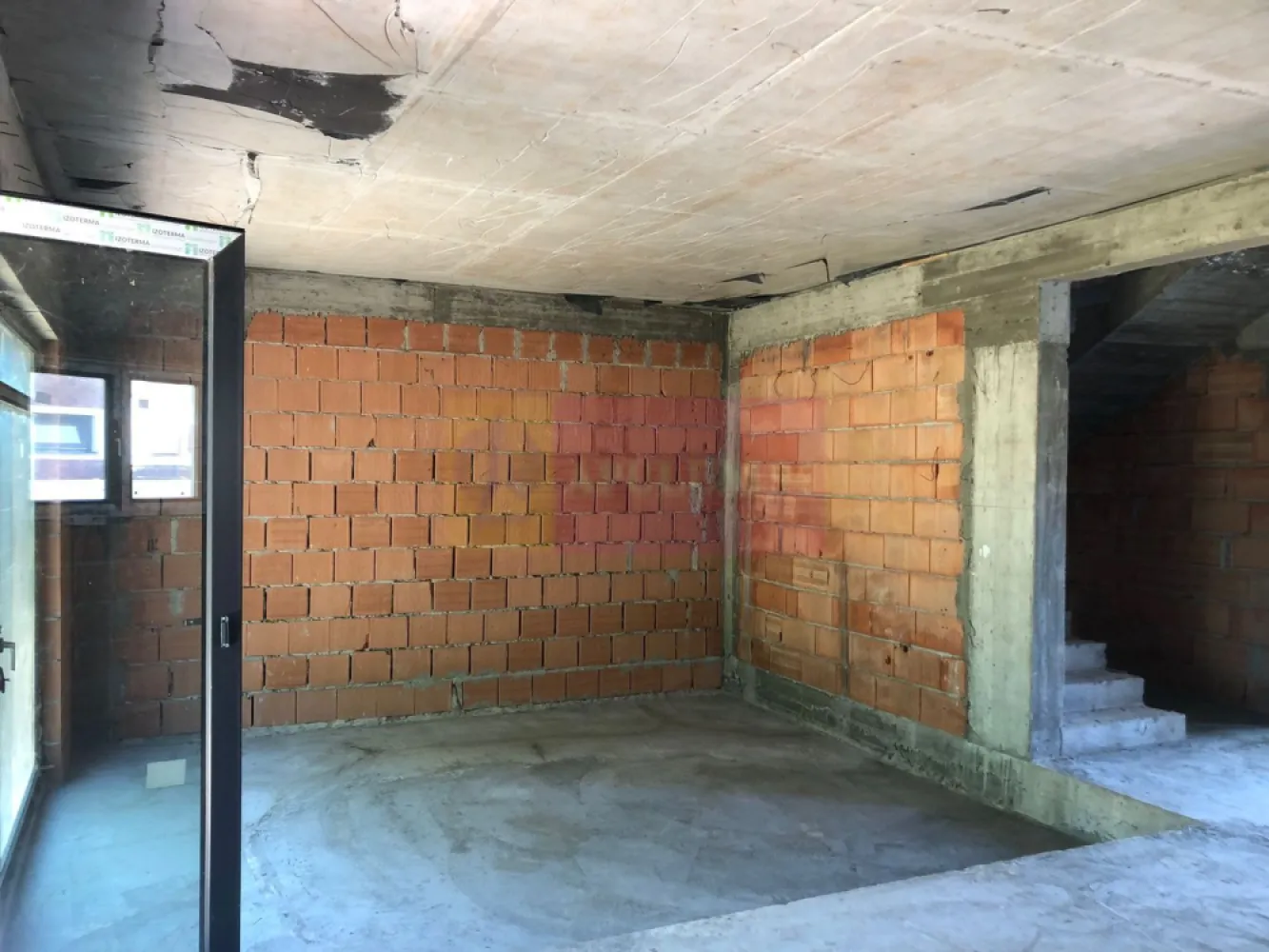 Vila 5 camere LUX "0 km" cu curte - Corbeanca - Paradisul Verde - CIRCUIT INCHIS - ZONA SELECTA & FOARTE LINISTITA
COMUNITATE CREATA PE BAZA DE RELATIONARE SI RECOMANDARI

Vă propunem spre vanzare casa noua LUX „la cheie” in Paradisul Verde - Corbeanca, 5 camere, ~200mp (constructie 2022 interior „la rosu”, cu exterior finisat complet) cu teren total 645mp, cu o deschidere stradala generoasa de ~15ml, situată într-o zonă foarte liniștită și accesibilă.
DETINE: LOCURI PARCARE, PAZA, TOATE UTILITATILE, POD, CURTE SPATE, TERASA, incalzire pardoseala, tamplarie PVC TRIPAN.
Compartimentare:
PARTER: living open space ce se poate separa de bucatarie + dormitor parter + baie 
ETAJ: dormitor matrimonial (cu baie proprie si dressing si balcon foarte generos) + doua dormitoare + o baie pe hol.
POD.
Această proprietate este ideală pentru o familie care își dorește să locuiască într-un mediu cu multa intimitate și confort. Curtea poate fi amenajată cu spațiu verde, gradina, loc pentru grătar.
Avantajele zonei:
Proximitate față de centre de evenimente/ afaceri/ relaxare si recreere, restaurante, Mega Image, LIDL, Penny, și diverse magazine la doar câteva minute de mers pe jos sau cu mașina [lac, padure, Therme].
Școli și grădinițe de calitate, ceea ce face zona ideală pentru familiile cu copii.
Zonă în mare dezvoltare - una dintre cele mai căutate zone rezidențiale din proximitatea Bucureștiului, beneficiind de un ritm rapid de creștere și dezvoltare, ceea ce poate transforma această investiție într-o oportunitate excelentă pe termen lung.
Pret la stadiul actual: 309,999 eur (+21% TVA).
Pret finisat complet interior: 359,999 eur (+21% TVA).
ATENTIE: la achizitie pe firma nu se mai achita TVA (taxare inversa).
Proprietatea este disponibila imediat.
Comision agentie 3% + tva din pretul de vanzare.
Pentru mai multe detalii sau pentru a programa o vizionare, nu ezitați să ne contactați – Cristi/ Apulum 94/ Tel. Mobil: (004) 0733683462 !