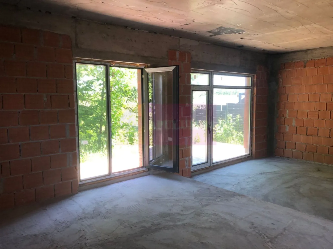 Vila 5 camere LUX "0 km" cu curte - Corbeanca - Paradisul Verde - CIRCUIT INCHIS - ZONA SELECTA & FOARTE LINISTITA
COMUNITATE CREATA PE BAZA DE RELATIONARE SI RECOMANDARI

Vă propunem spre vanzare casa noua LUX „la cheie” in Paradisul Verde - Corbeanca, 5 camere, ~200mp (constructie 2022 interior „la rosu”, cu exterior finisat complet) cu teren total 645mp, cu o deschidere stradala generoasa de ~15ml, situată într-o zonă foarte liniștită și accesibilă.
DETINE: LOCURI PARCARE, PAZA, TOATE UTILITATILE, POD, CURTE SPATE, TERASA, incalzire pardoseala, tamplarie PVC TRIPAN.
Compartimentare:
PARTER: living open space ce se poate separa de bucatarie + dormitor parter + baie 
ETAJ: dormitor matrimonial (cu baie proprie si dressing si balcon foarte generos) + doua dormitoare + o baie pe hol.
POD.
Această proprietate este ideală pentru o familie care își dorește să locuiască într-un mediu cu multa intimitate și confort. Curtea poate fi amenajată cu spațiu verde, gradina, loc pentru grătar.
Avantajele zonei:
Proximitate față de centre de evenimente/ afaceri/ relaxare si recreere, restaurante, Mega Image, LIDL, Penny, și diverse magazine la doar câteva minute de mers pe jos sau cu mașina [lac, padure, Therme].
Școli și grădinițe de calitate, ceea ce face zona ideală pentru familiile cu copii.
Zonă în mare dezvoltare - una dintre cele mai căutate zone rezidențiale din proximitatea Bucureștiului, beneficiind de un ritm rapid de creștere și dezvoltare, ceea ce poate transforma această investiție într-o oportunitate excelentă pe termen lung.
Pret la stadiul actual: 309,999 eur (+21% TVA).
Pret finisat complet interior: 359,999 eur (+21% TVA).
ATENTIE: la achizitie pe firma nu se mai achita TVA (taxare inversa).
Proprietatea este disponibila imediat.
Comision agentie 3% + tva din pretul de vanzare.
Pentru mai multe detalii sau pentru a programa o vizionare, nu ezitați să ne contactați – Cristi/ Apulum 94/ Tel. Mobil: (004) 0733683462 !