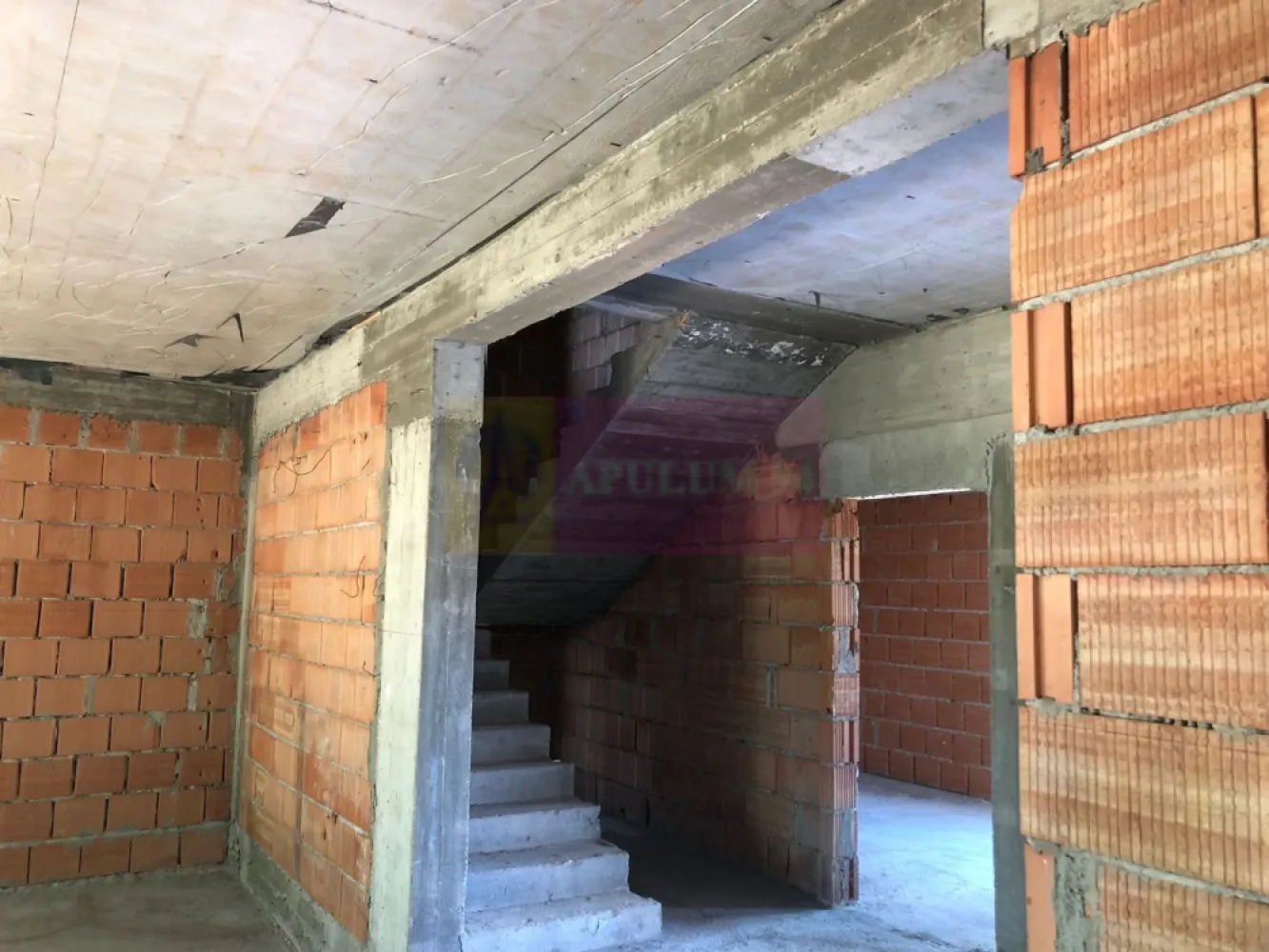 Vila 5 camere LUX "0 km" cu curte - Corbeanca - Paradisul Verde - CIRCUIT INCHIS - ZONA SELECTA & FOARTE LINISTITA
COMUNITATE CREATA PE BAZA DE RELATIONARE SI RECOMANDARI

Vă propunem spre vanzare casa noua LUX „la cheie” in Paradisul Verde - Corbeanca, 5 camere, ~200mp (constructie 2022 interior „la rosu”, cu exterior finisat complet) cu teren total 645mp, cu o deschidere stradala generoasa de ~15ml, situată într-o zonă foarte liniștită și accesibilă.
DETINE: LOCURI PARCARE, PAZA, TOATE UTILITATILE, POD, CURTE SPATE, TERASA, incalzire pardoseala, tamplarie PVC TRIPAN.
Compartimentare:
PARTER: living open space ce se poate separa de bucatarie + dormitor parter + baie 
ETAJ: dormitor matrimonial (cu baie proprie si dressing si balcon foarte generos) + doua dormitoare + o baie pe hol.
POD.
Această proprietate este ideală pentru o familie care își dorește să locuiască într-un mediu cu multa intimitate și confort. Curtea poate fi amenajată cu spațiu verde, gradina, loc pentru grătar.
Avantajele zonei:
Proximitate față de centre de evenimente/ afaceri/ relaxare si recreere, restaurante, Mega Image, LIDL, Penny, și diverse magazine la doar câteva minute de mers pe jos sau cu mașina [lac, padure, Therme].
Școli și grădinițe de calitate, ceea ce face zona ideală pentru familiile cu copii.
Zonă în mare dezvoltare - una dintre cele mai căutate zone rezidențiale din proximitatea Bucureștiului, beneficiind de un ritm rapid de creștere și dezvoltare, ceea ce poate transforma această investiție într-o oportunitate excelentă pe termen lung.
Pret la stadiul actual: 309,999 eur (+21% TVA).
Pret finisat complet interior: 359,999 eur (+21% TVA).
ATENTIE: la achizitie pe firma nu se mai achita TVA (taxare inversa).
Proprietatea este disponibila imediat.
Comision agentie 3% + tva din pretul de vanzare.
Pentru mai multe detalii sau pentru a programa o vizionare, nu ezitați să ne contactați – Cristi/ Apulum 94/ Tel. Mobil: (004) 0733683462 !