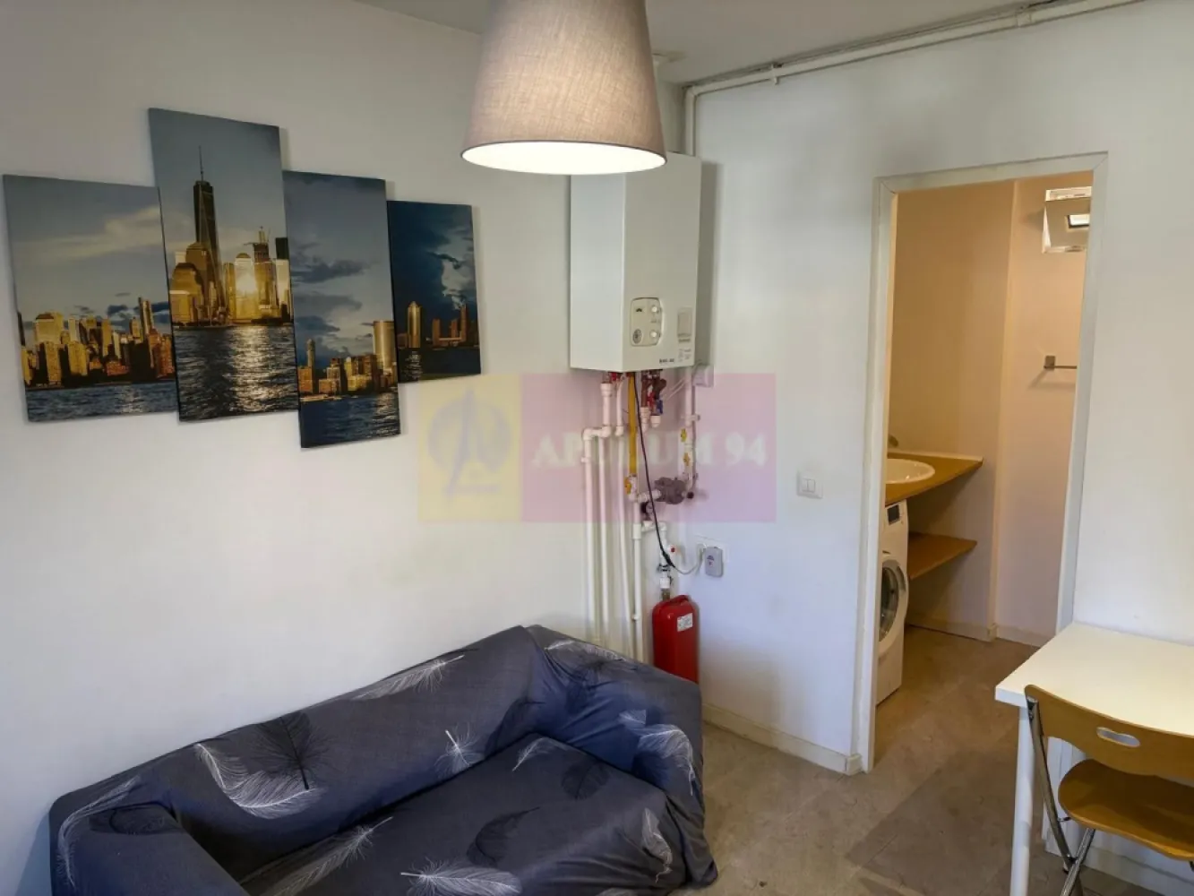 Casa 1 camera 33mp curte 50mp zona Metrou Tineretului - Vă propunem spre vanzare casa cu o camera, situata într-o zonă deosebit de atractivă, la cateva minute de stația de Metrou Tineretului, de Parcurile Tineretului si Carol.
Este libera gata de mutare, mobilata, cu curte 50mp (exista drum de servitute) momentan inchiriata (100ron/ luna) de la AFI Sector 4 cu posibilitate obtinere titlu de proprietate. Parter in imobil doar cu parter incadrat risc seismic clasa urgenta 3 - an constructie 1930. Centrala proprie pe gaz, aer conditionat, geamuri termopan, termoizolata exterior, usa metalica.
Avantajele zonei:
Acces excelent la transportul public: Stația de metrou se află la cateva minute de mers pe jos, asigurând legături rapide cu toate zonele importante din București
Parcului Tineretului si Parcul Carol: vă puteți bucura de activități recreative în aer liber, spații de joacă pentru copii, piste de alergare și zone de relaxare
Infrastructură educațională și medicală excelentă: scoli, grădinițe, și clinici medicale în apropiere, oferindu-vă liniștea necesară pentru familia dumneavoastră
În vecinătate se află biserica, Piata Norilor, supermarketuri, restaurante, cafenele și centre de fitness, oferindu-vă toate facilitățile la îndemână.
Cartier sigur și bine întreținut, cu acces rapid la centrele de interes urban, dar și liniște și siguranță.
O oportunitate excelentă pentru cei care doresc un stil de viață activ, dar și liniștit, în mijlocul unui cartier verde și bine conectat.
Proprietatea este disponibila imediat.
Comision agentie 3% + tva din pretul de vanzare.
Pentru mai multe detalii sau pentru a programa o vizionare, nu ezitați să ne contactați – Cristi/ Apulum 94/ Tel. Mobil: (004) 0733683462 !