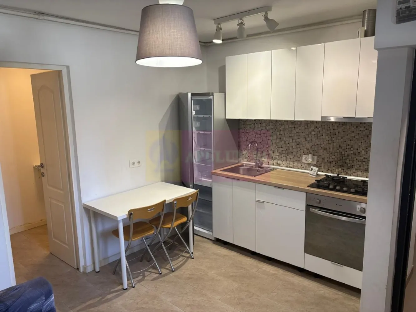 Casa 1 camera 33mp curte 50mp zona Metrou Tineretului - Vă propunem spre vanzare casa cu o camera, situata într-o zonă deosebit de atractivă, la cateva minute de stația de Metrou Tineretului, de Parcurile Tineretului si Carol.
Este libera gata de mutare, mobilata, cu curte 50mp (exista drum de servitute) momentan inchiriata (100ron/ luna) de la AFI Sector 4 cu posibilitate obtinere titlu de proprietate. Parter in imobil doar cu parter incadrat risc seismic clasa urgenta 3 - an constructie 1930. Centrala proprie pe gaz, aer conditionat, geamuri termopan, termoizolata exterior, usa metalica.
Avantajele zonei:
Acces excelent la transportul public: Stația de metrou se află la cateva minute de mers pe jos, asigurând legături rapide cu toate zonele importante din București
Parcului Tineretului si Parcul Carol: vă puteți bucura de activități recreative în aer liber, spații de joacă pentru copii, piste de alergare și zone de relaxare
Infrastructură educațională și medicală excelentă: scoli, grădinițe, și clinici medicale în apropiere, oferindu-vă liniștea necesară pentru familia dumneavoastră
În vecinătate se află biserica, Piata Norilor, supermarketuri, restaurante, cafenele și centre de fitness, oferindu-vă toate facilitățile la îndemână.
Cartier sigur și bine întreținut, cu acces rapid la centrele de interes urban, dar și liniște și siguranță.
O oportunitate excelentă pentru cei care doresc un stil de viață activ, dar și liniștit, în mijlocul unui cartier verde și bine conectat.
Proprietatea este disponibila imediat.
Comision agentie 3% + tva din pretul de vanzare.
Pentru mai multe detalii sau pentru a programa o vizionare, nu ezitați să ne contactați – Cristi/ Apulum 94/ Tel. Mobil: (004) 0733683462 !